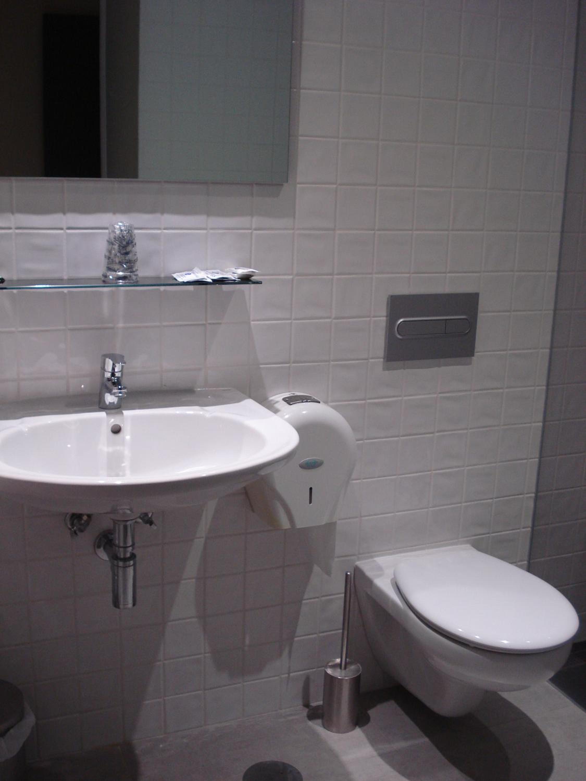 Double or Twin Room with Balcony - Photo 5