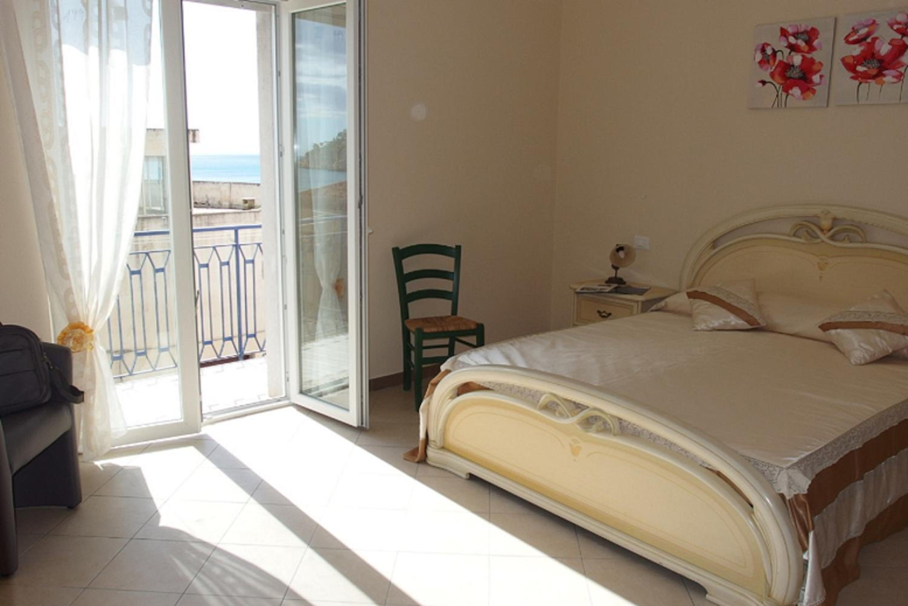 Appartamento con due camere vista mare parziale