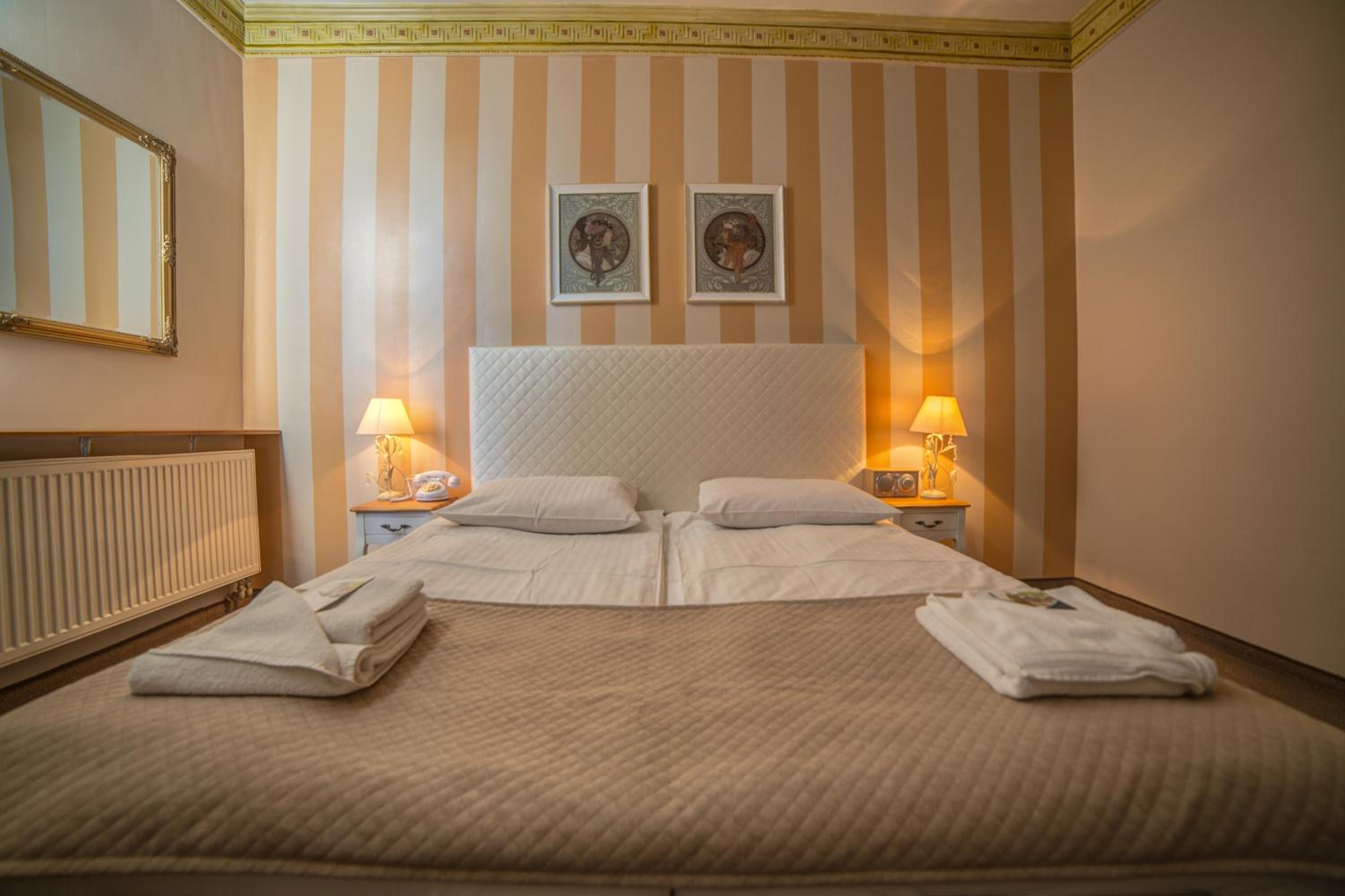 Premium Double Room with Bath and Balcony photo 3