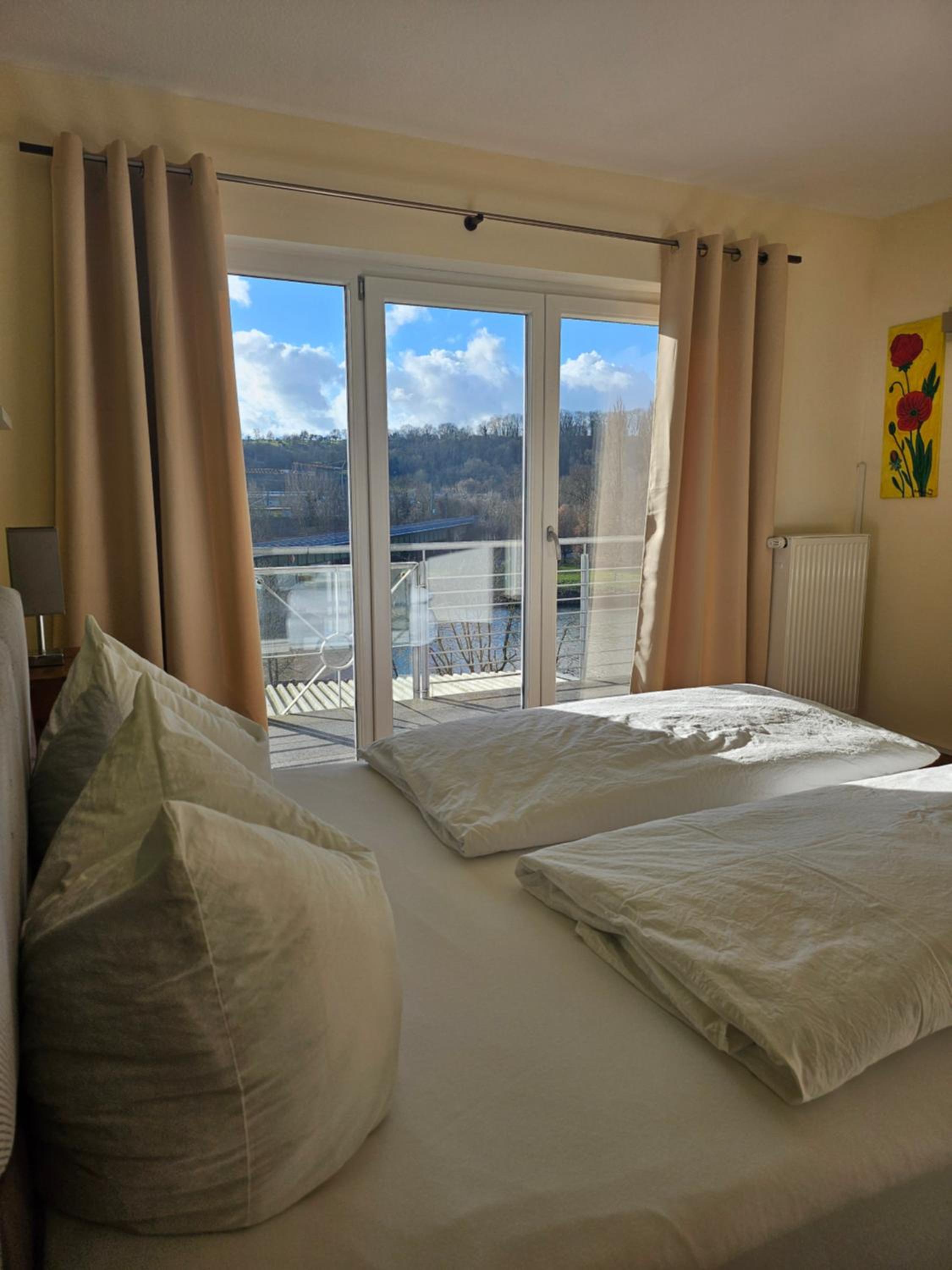 One-Bedroom Apartment with Balcony and Water View photo 3