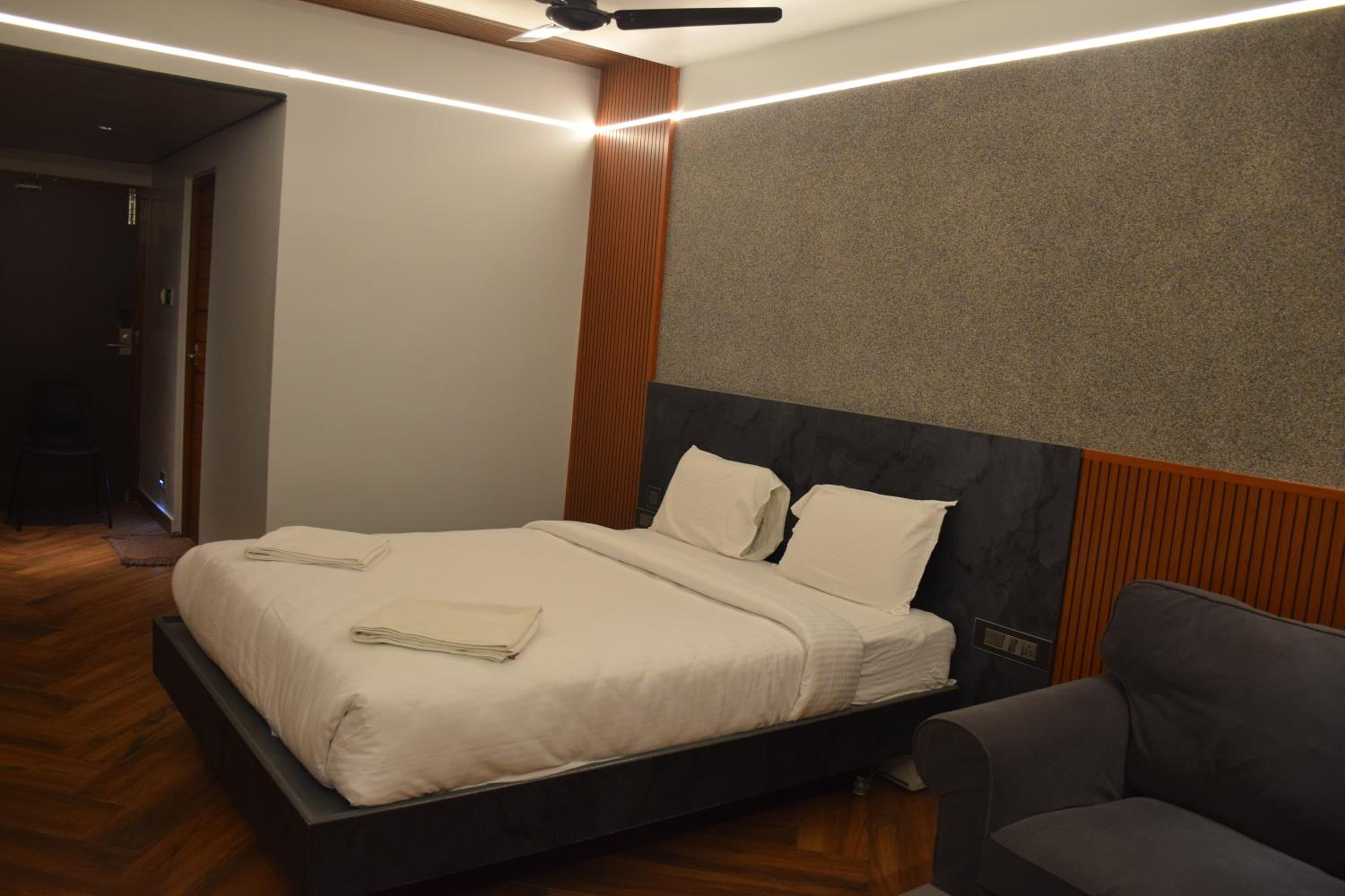 Deluxe Double Room - Photo 8