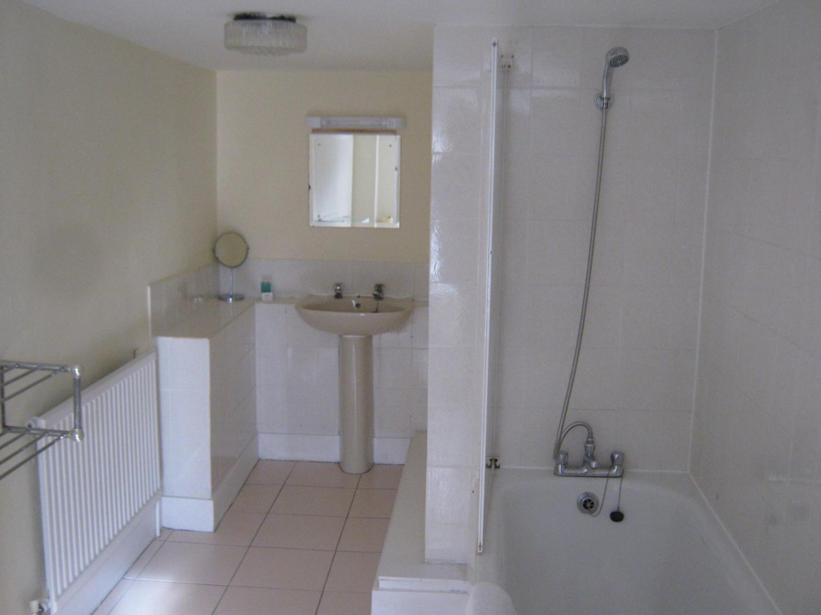 Honeymoon Suite - Photo 4