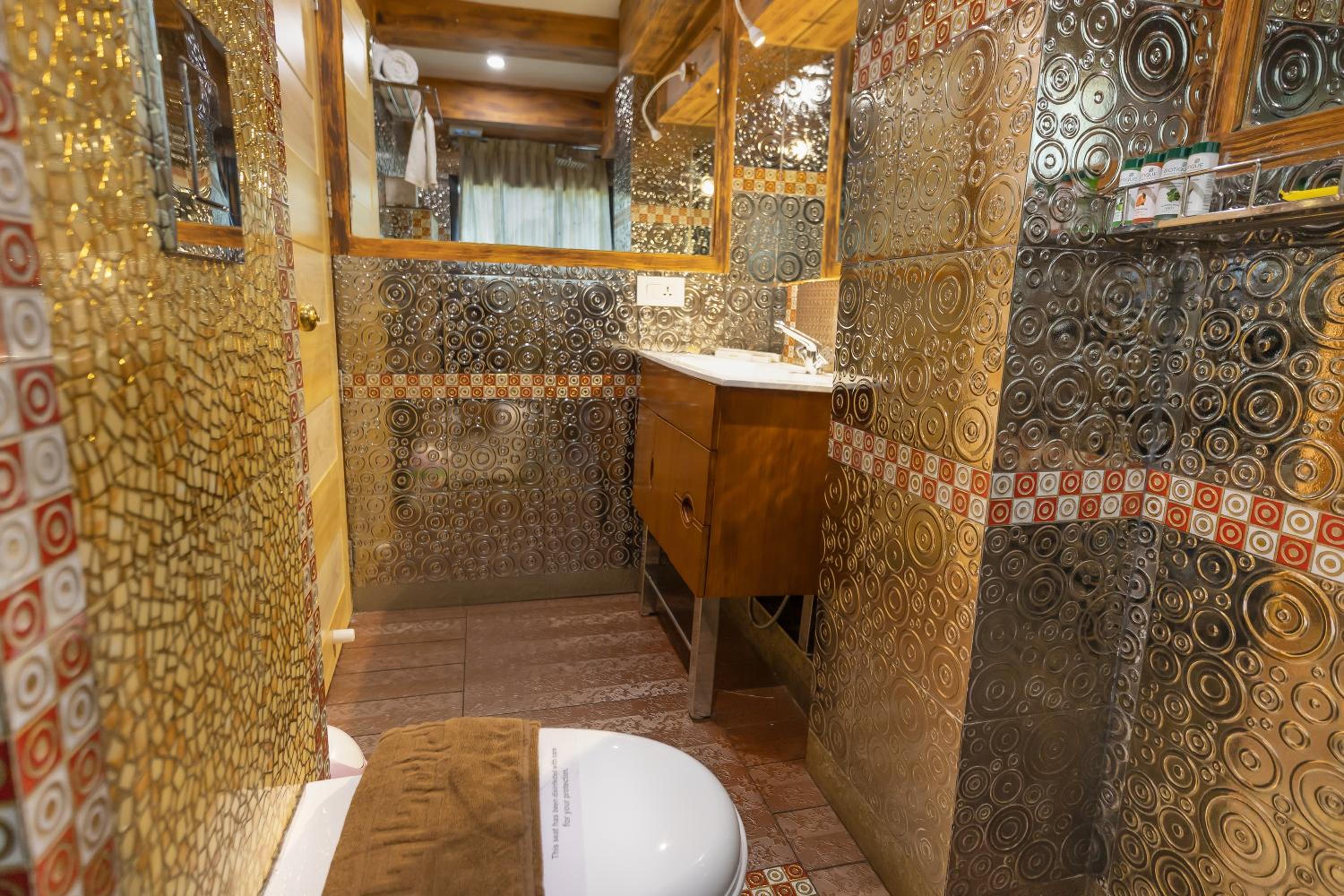 King Room with Mountain View with Complimentary Adventure Activities and 100 Spread Breakfast