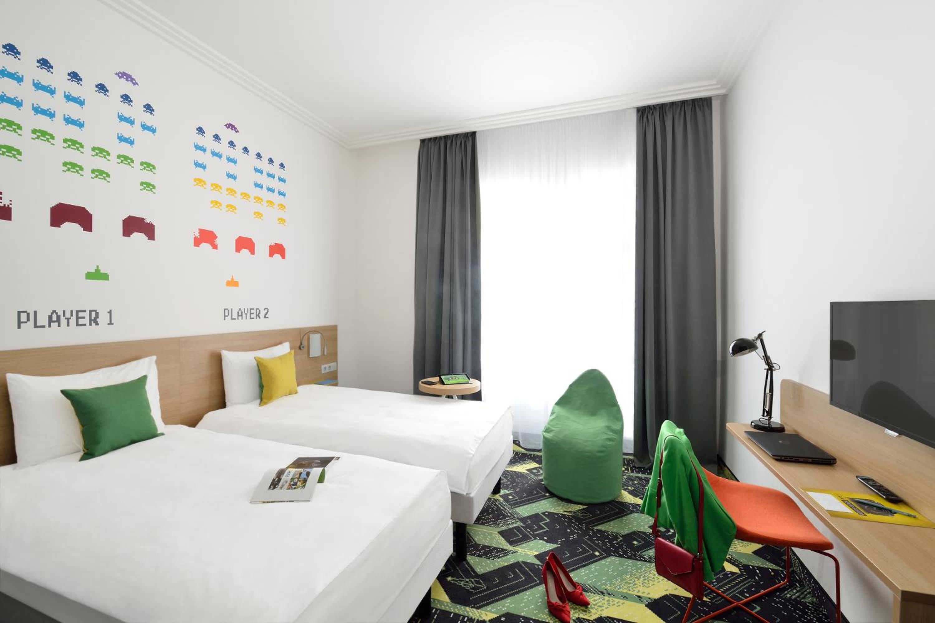 Design Room with 2 Single Beds - Photo 13