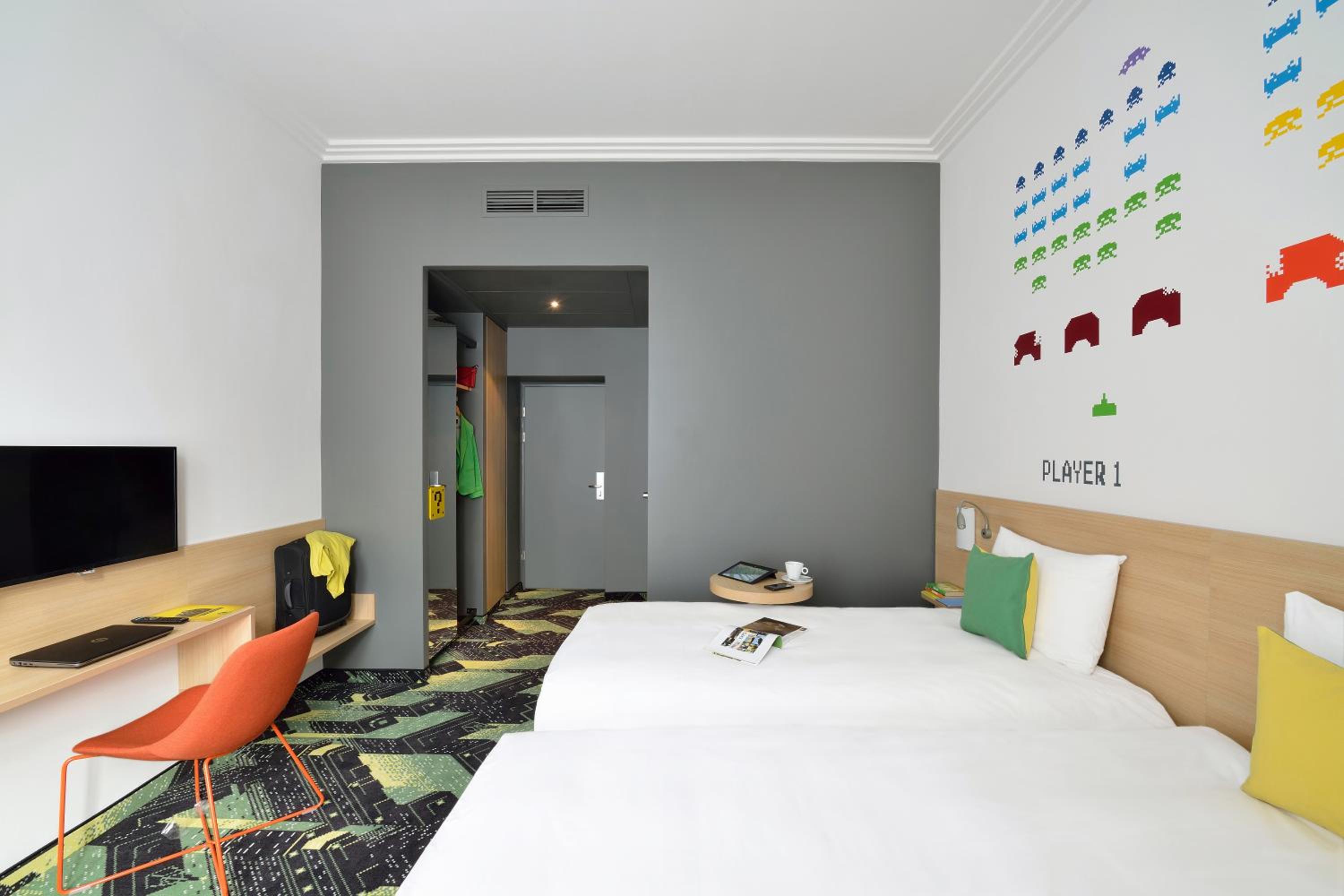 Design Room with 2 Single Beds thumbnail 5