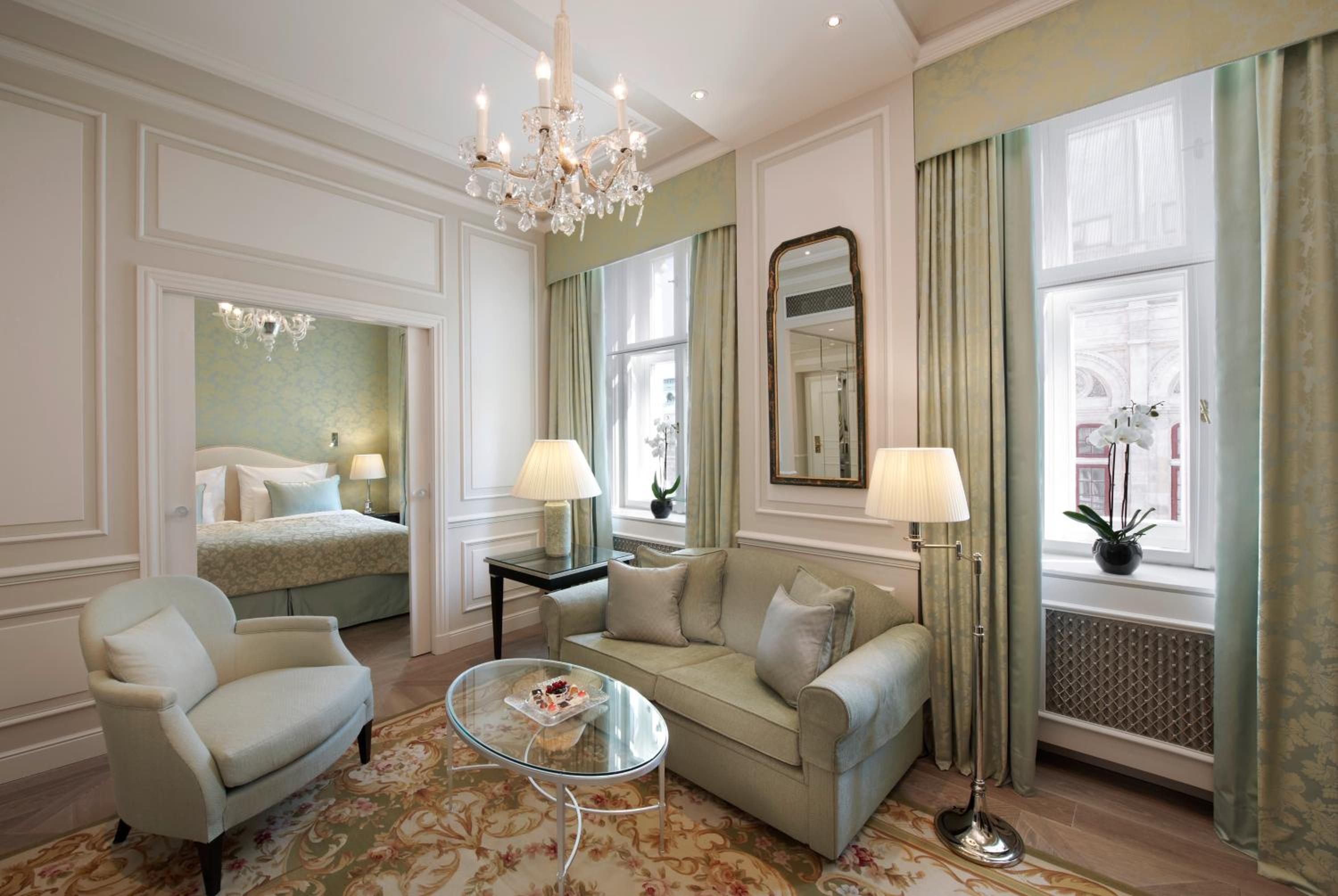 Suite with City View thumbnail 5