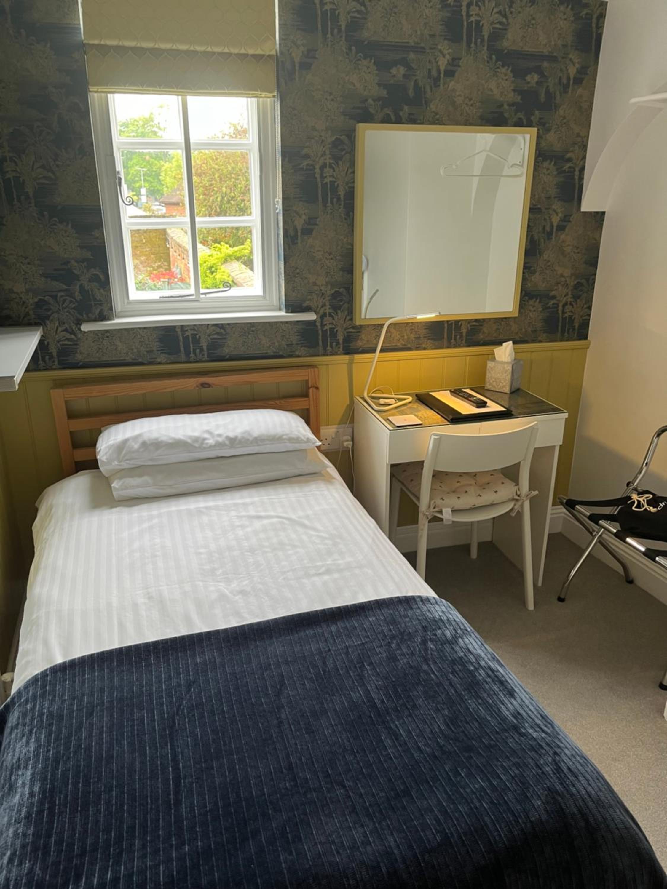 Single Room with Bathroom photo 3