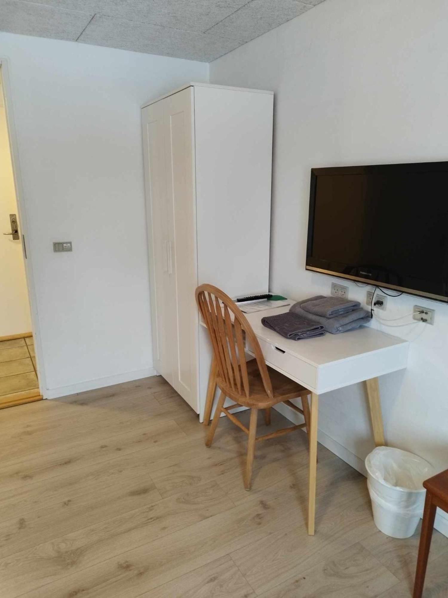 Single Room with Private Bathroom photo 2