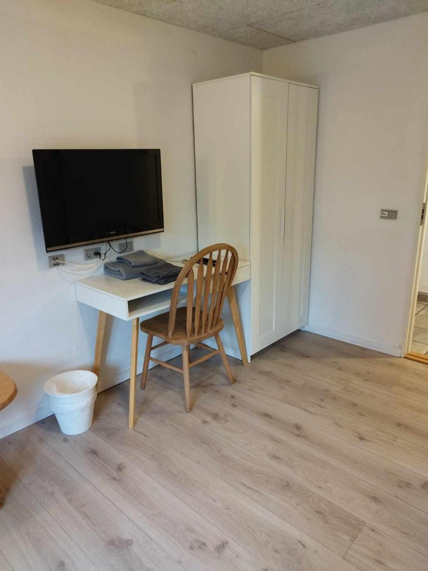 Single Room with Private Bathroom photo 3