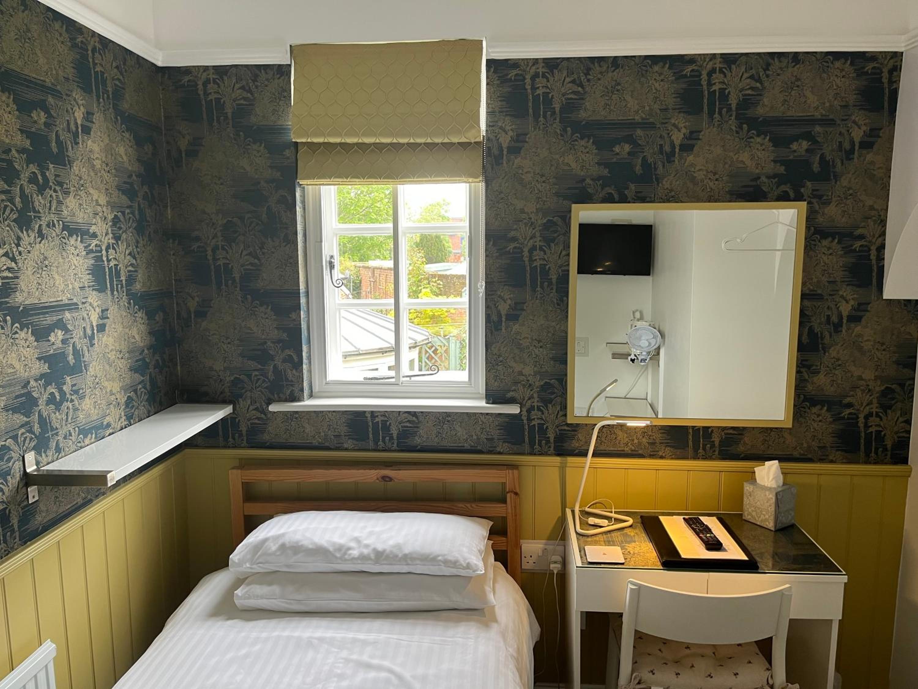 Single Room with Bathroom photo 1