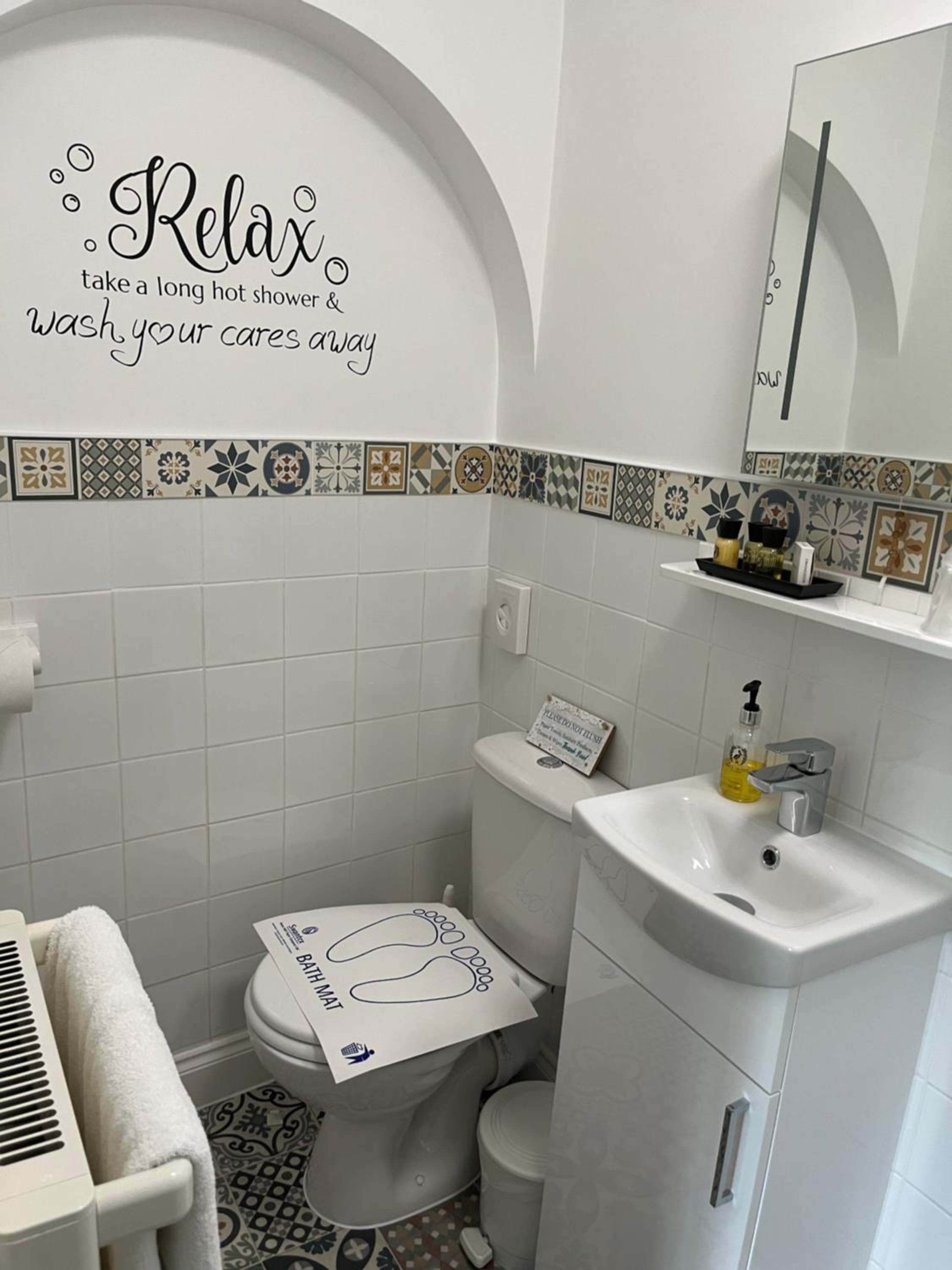 Single Room with Bathroom photo 2