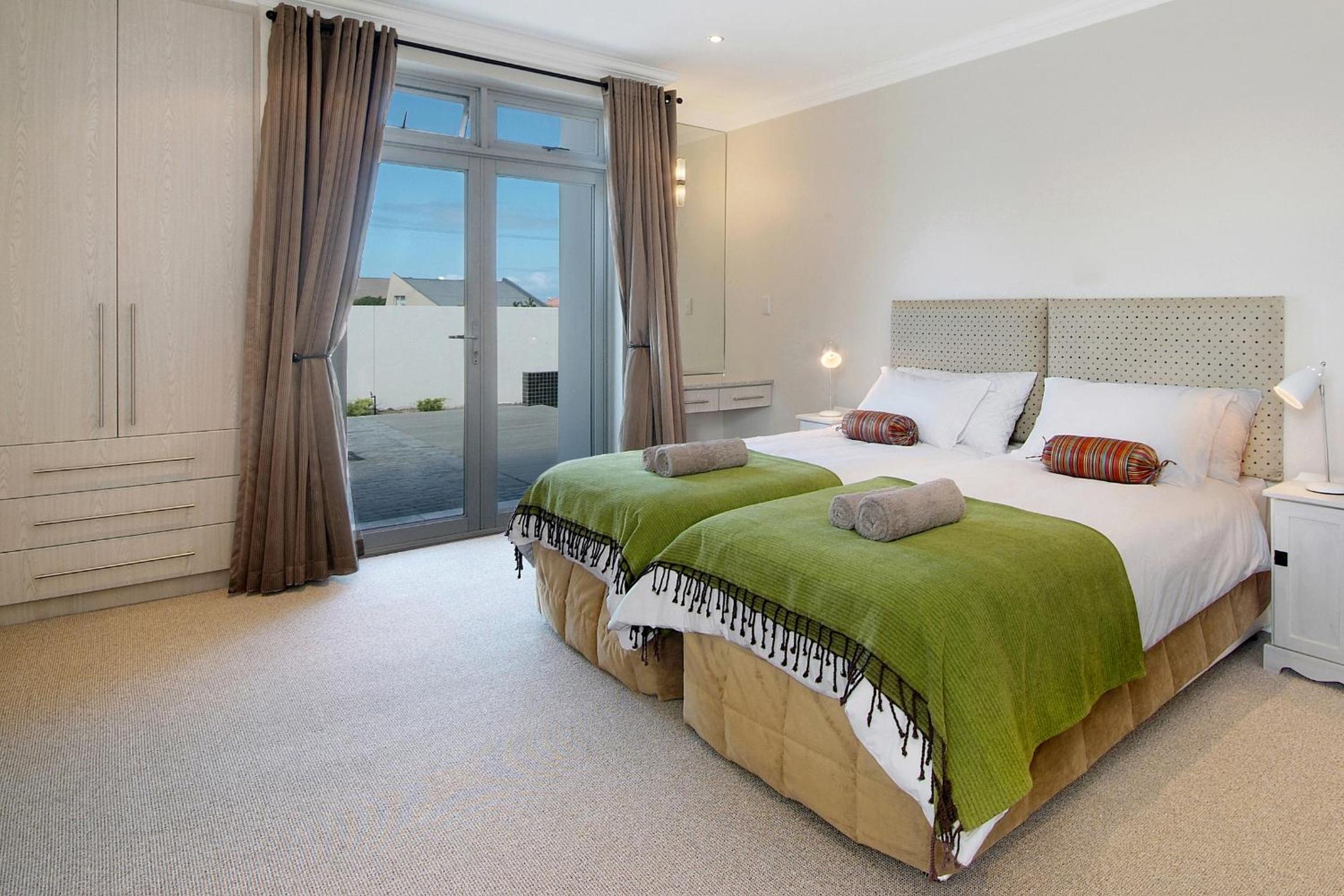 Four-Bedroom House photo 2