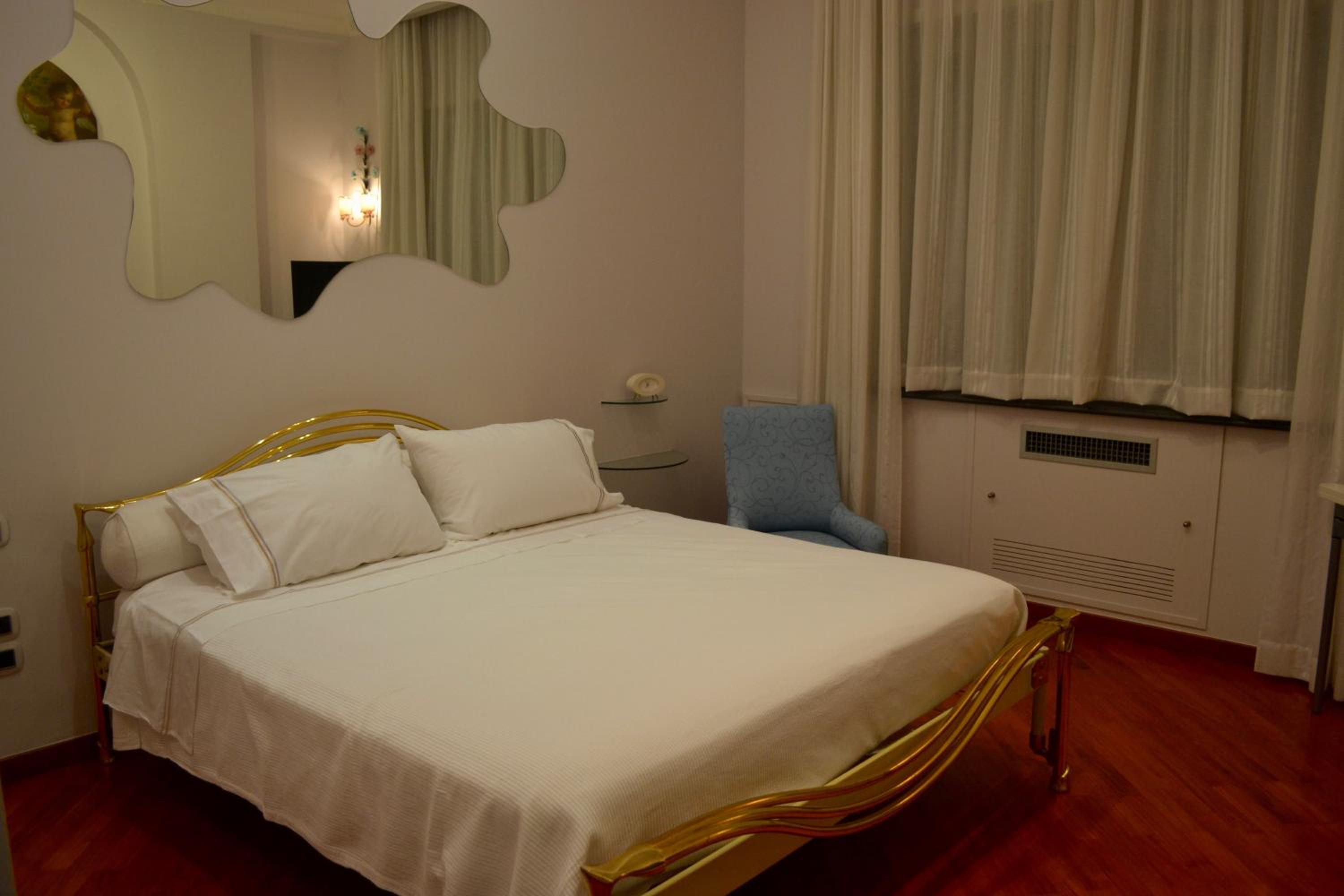 Deluxe Triple Room with Lateral Sea View - Photo 10