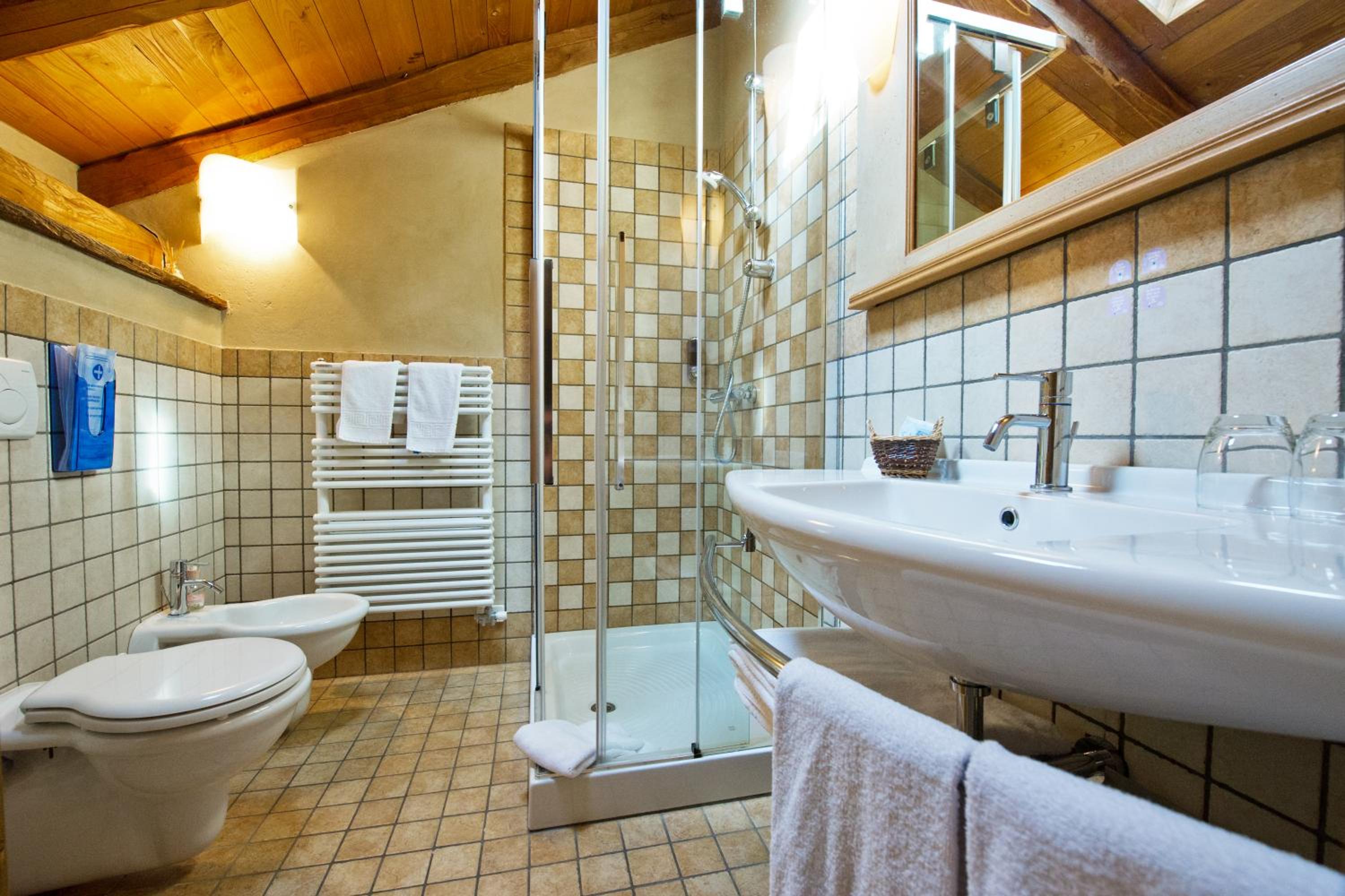 Quadruple Room with Balcony - Photo 4