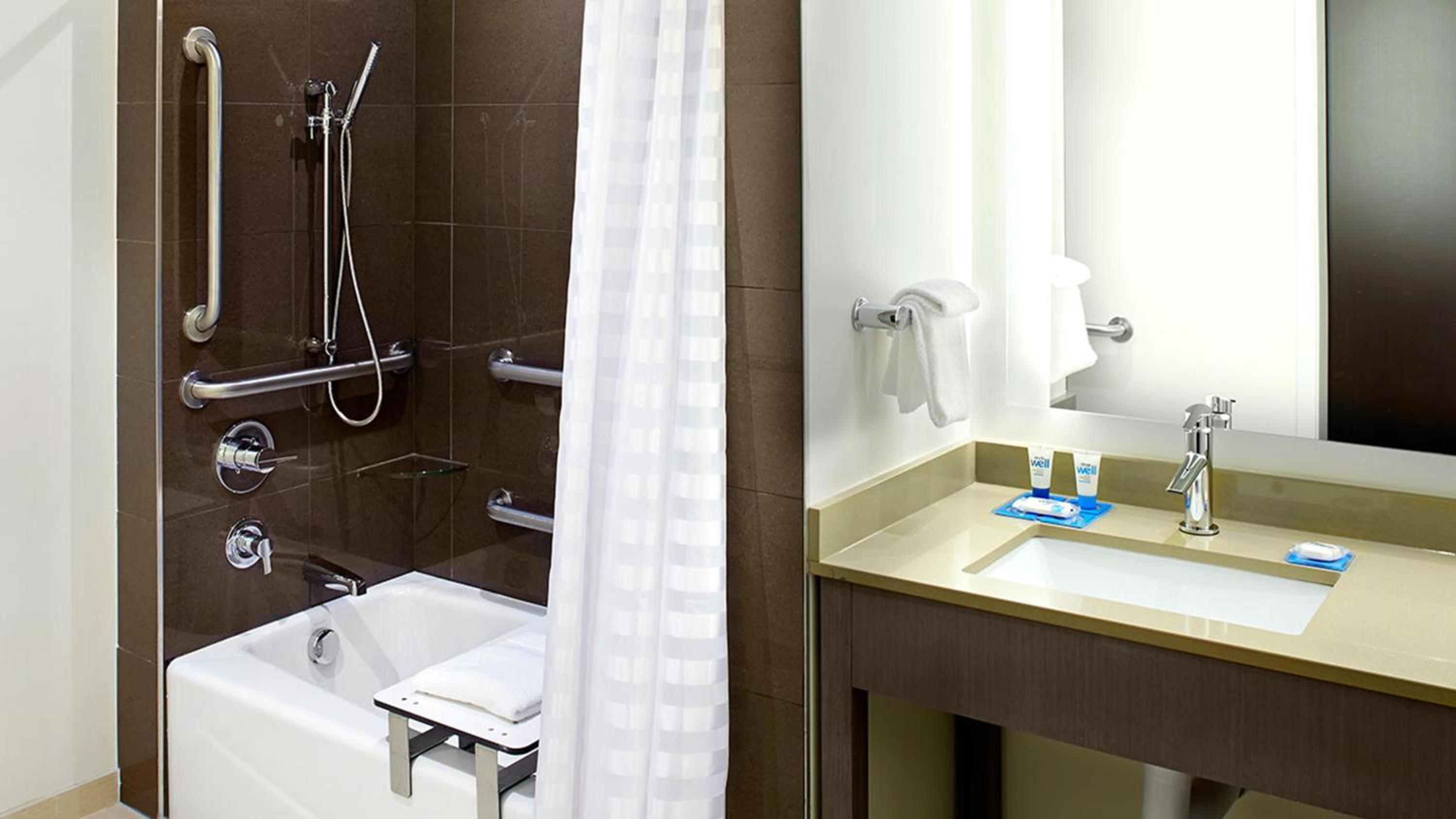 King Studio Suite with Kitchen and Accessible Tub - Disability Access photo 2