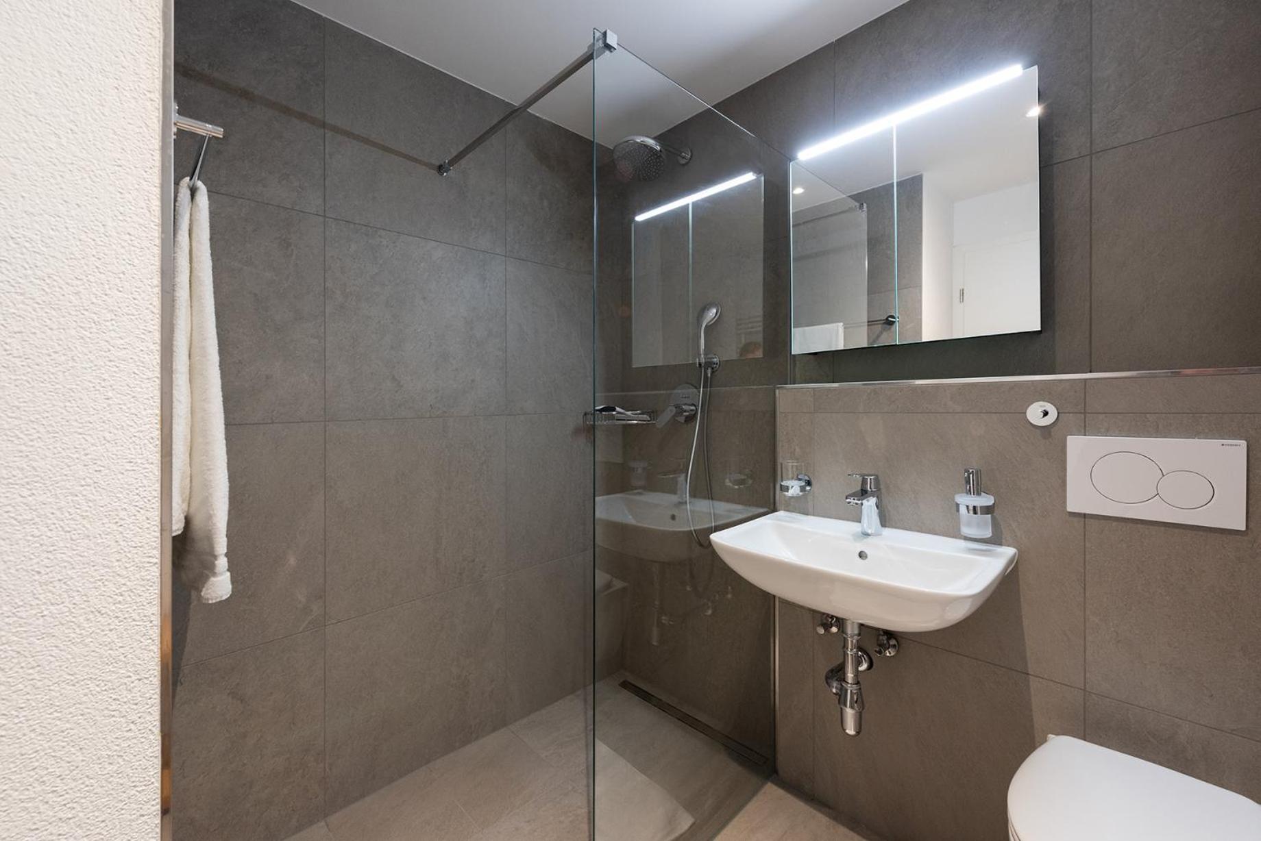 Queen Room with Shared Bathroom photo 2