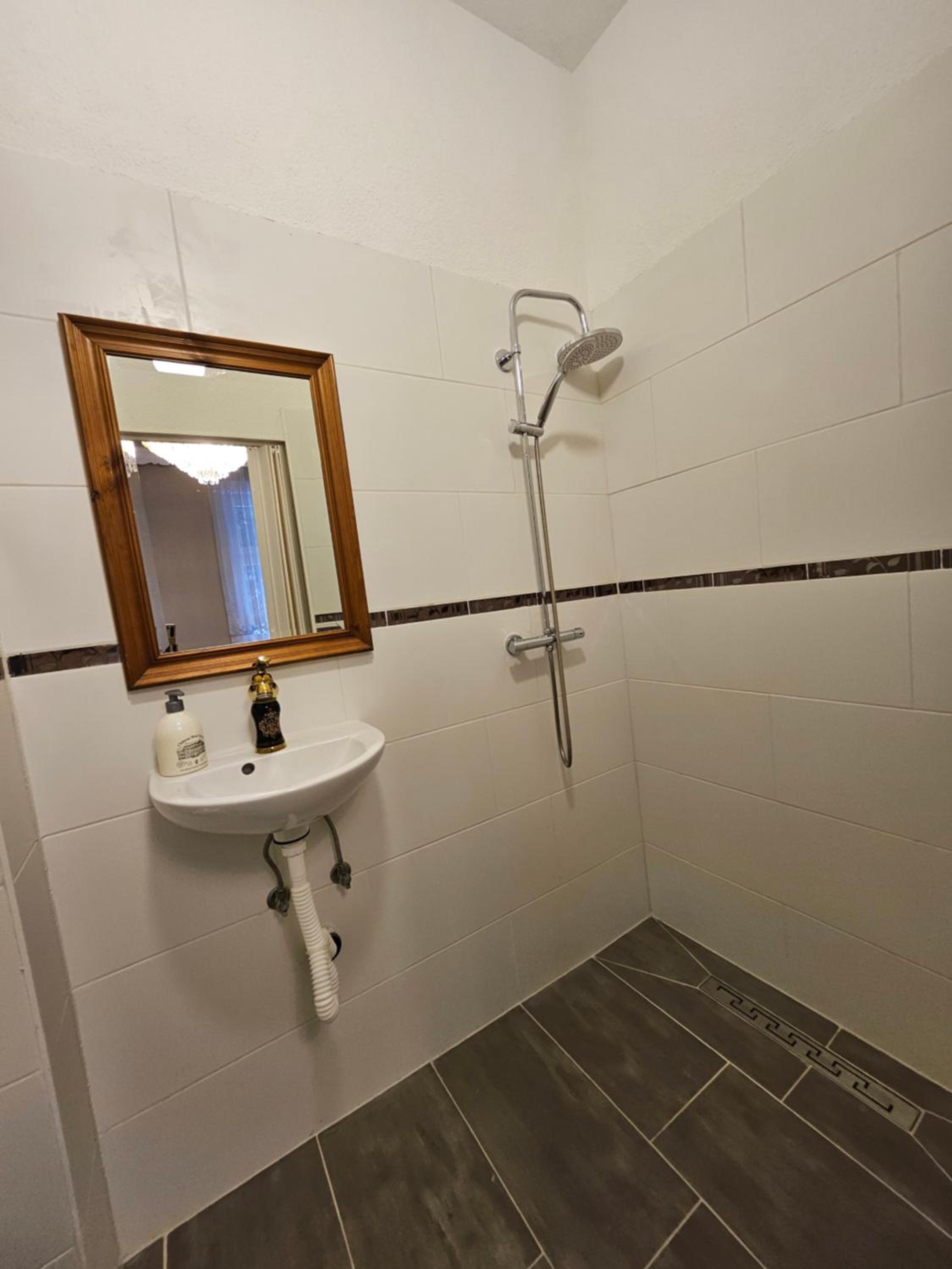 Family Room with Private Bathroom photo 2