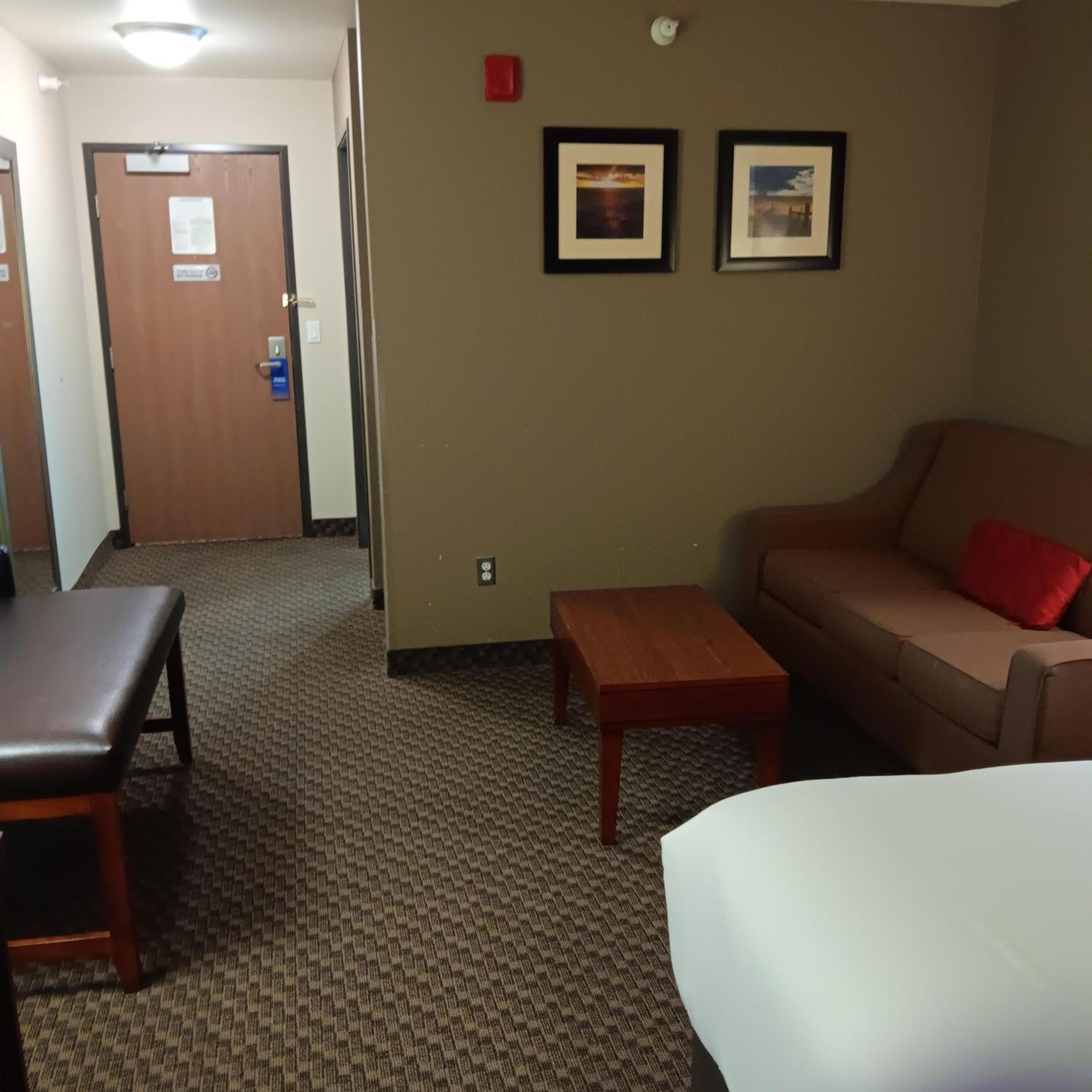 Queen Suite with Two Queen Beds and Sofa Bed - Non-Smoking photo 3