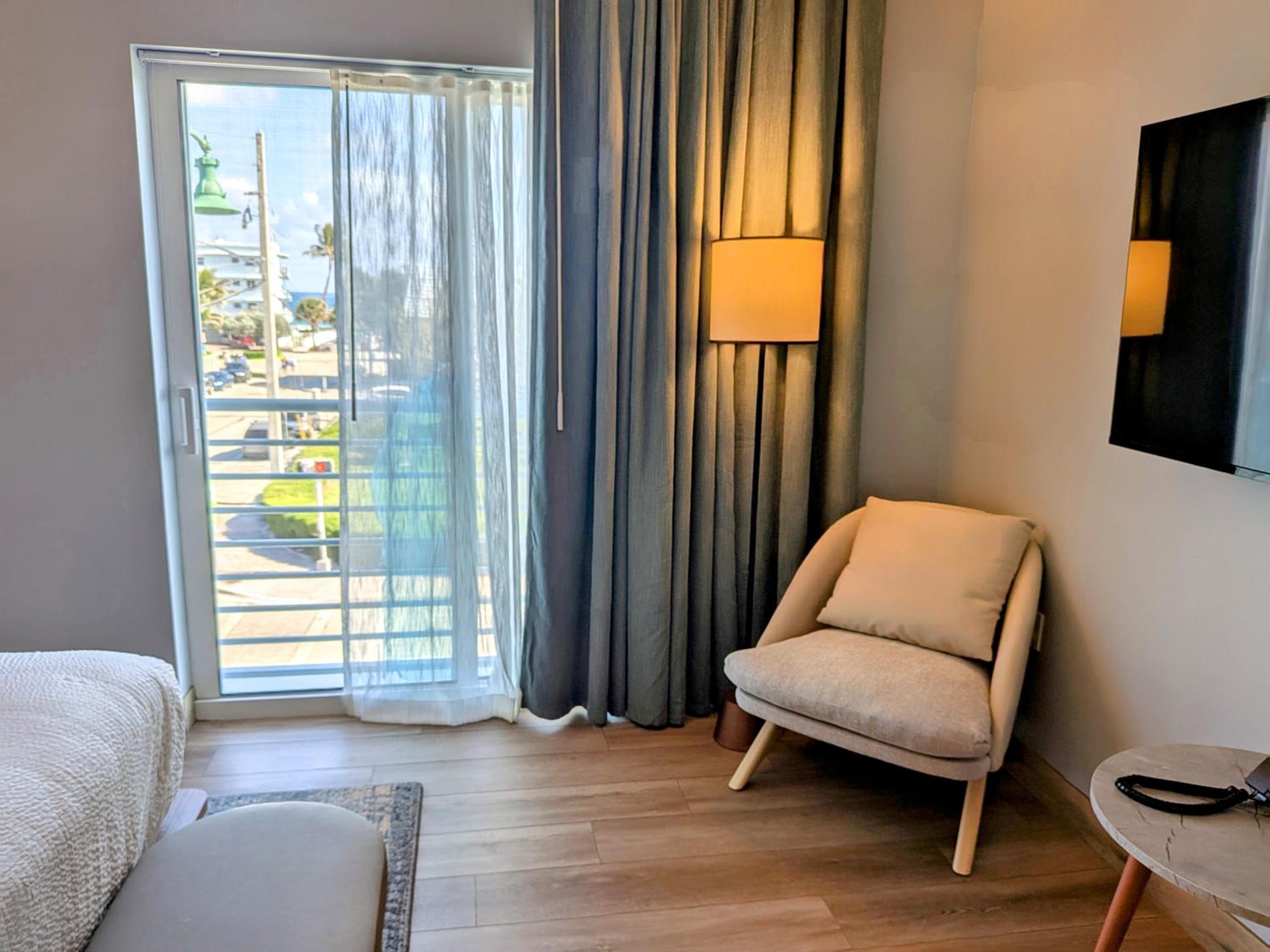 Deluxe King Room - Non-Smoking