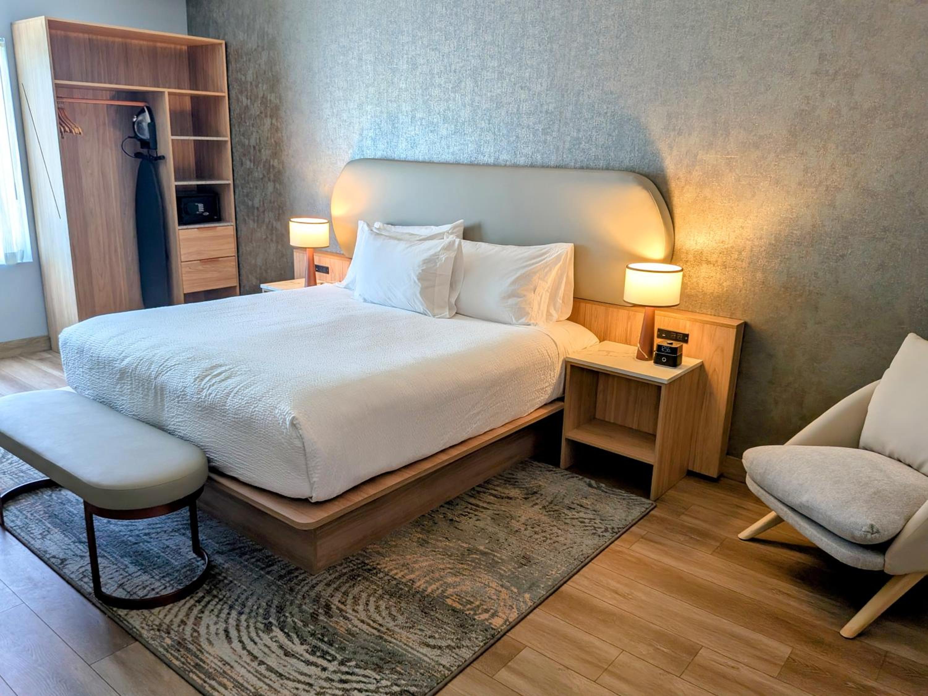 One-Bedroom King Suite - Non-Smoking