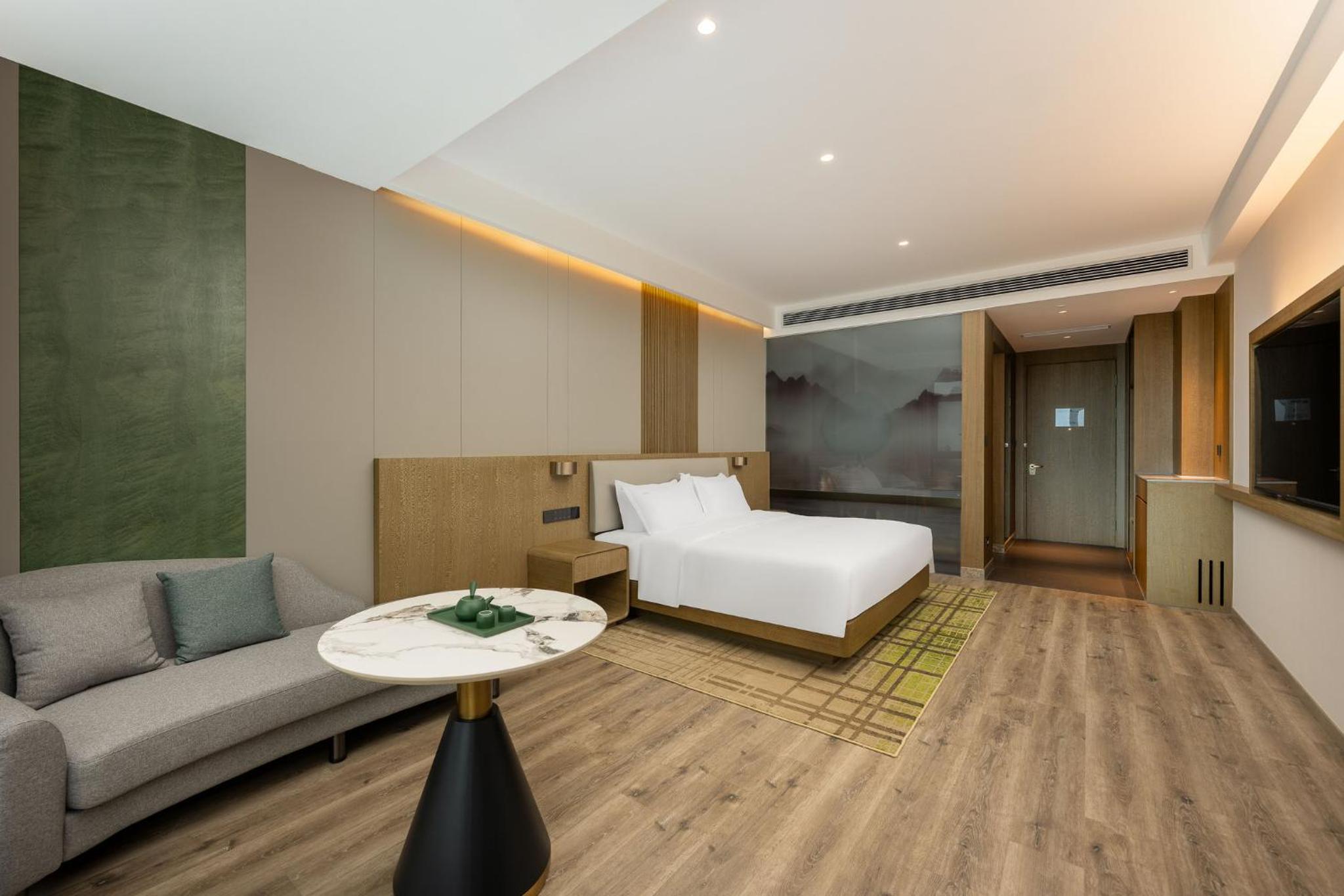 Premium King Room with Mountain Ksitigarbha Bodhisattva View photo 3