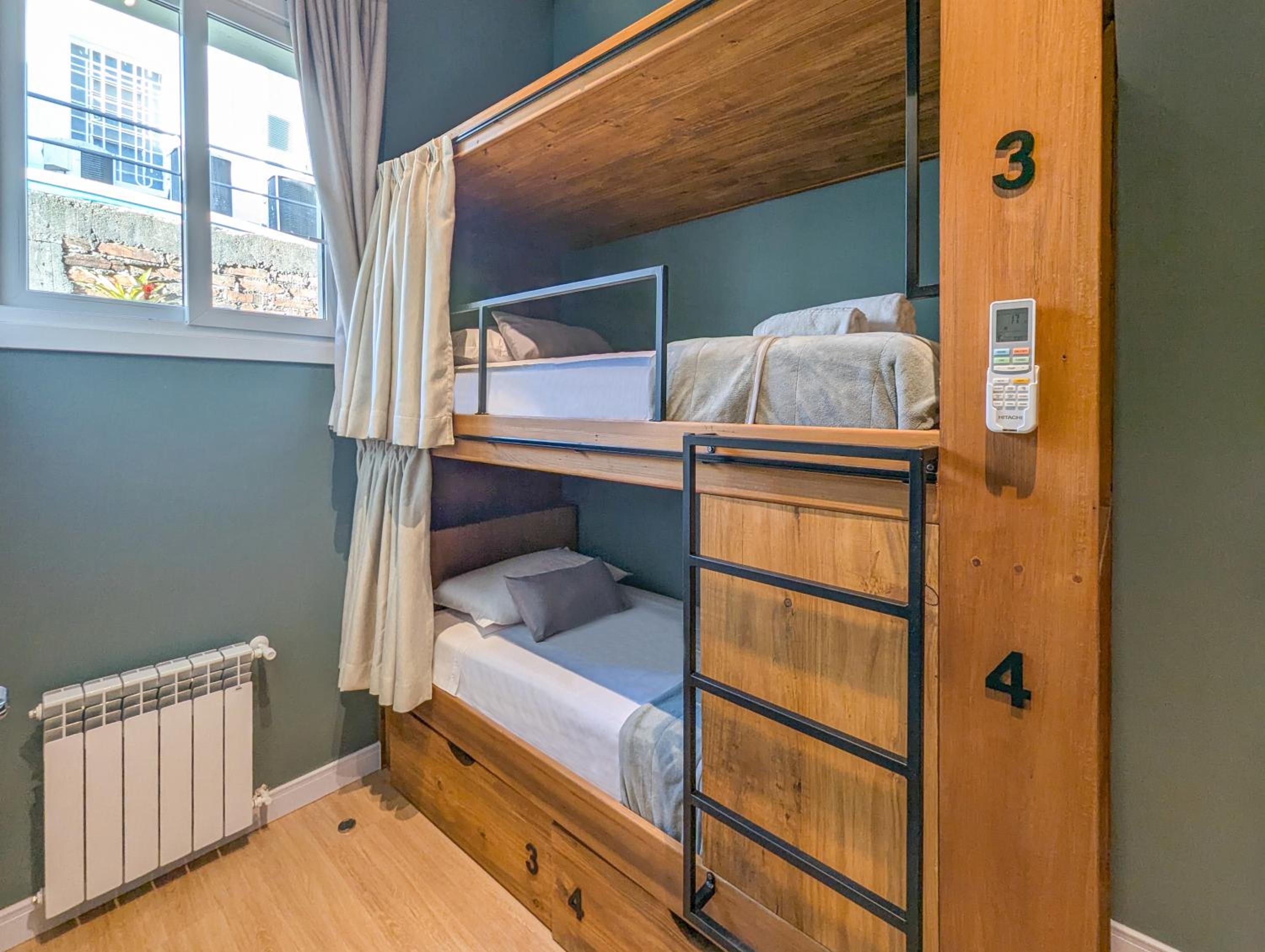 Quadruple Room with Private Bathroom photo 3