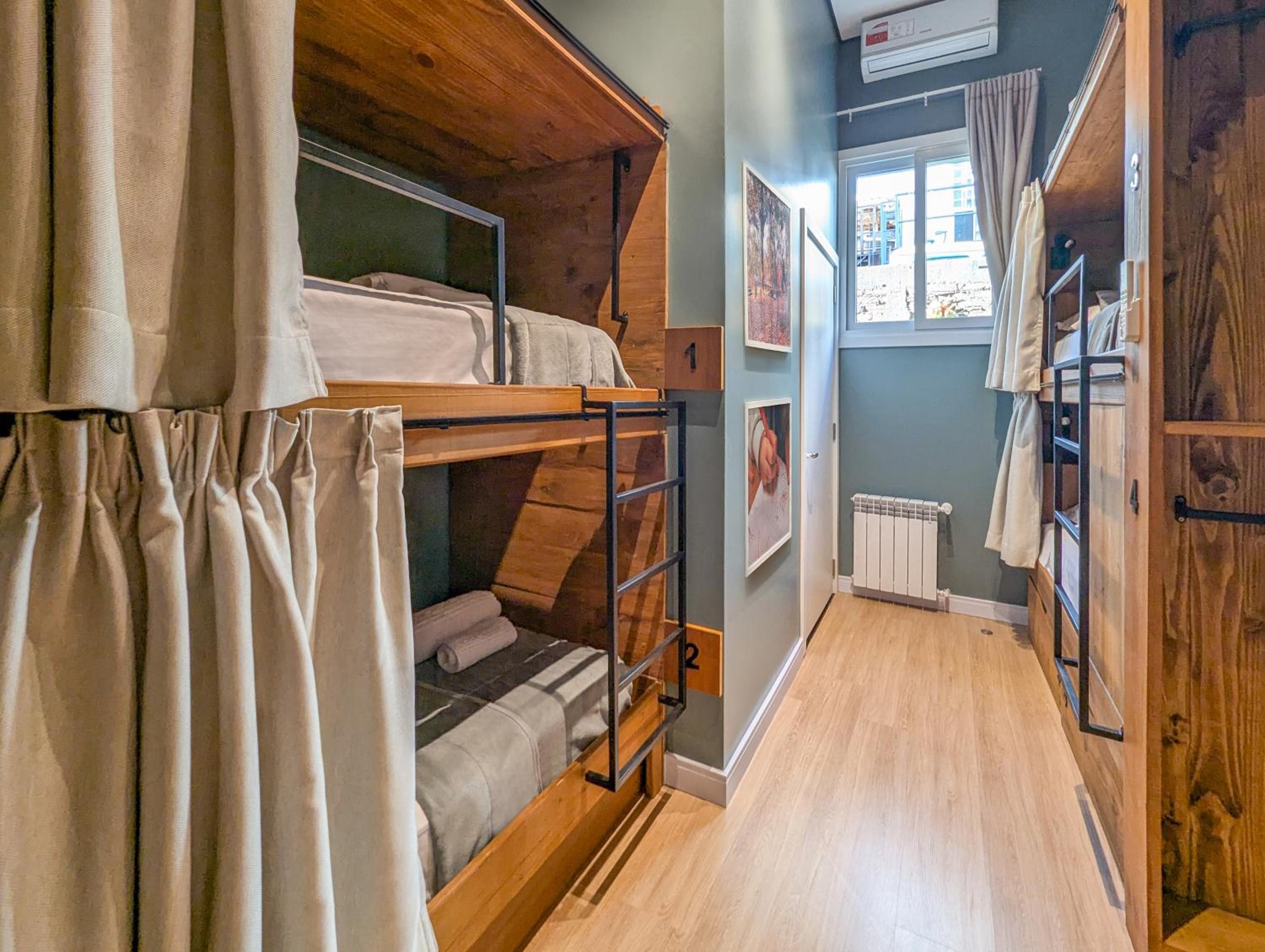 Quadruple Room with Private Bathroom photo 2