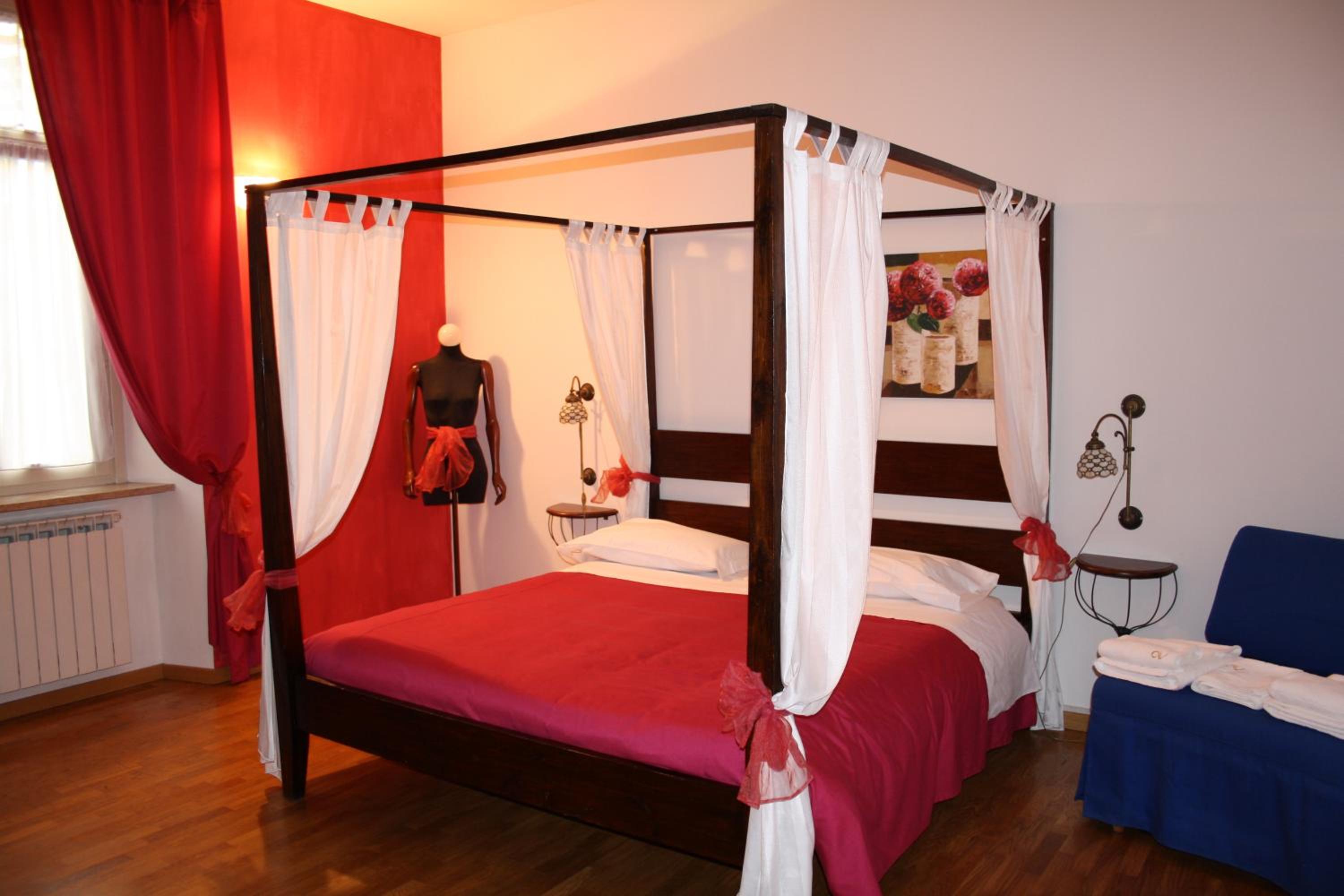 Single Room with Shared Bathroom photo 2
