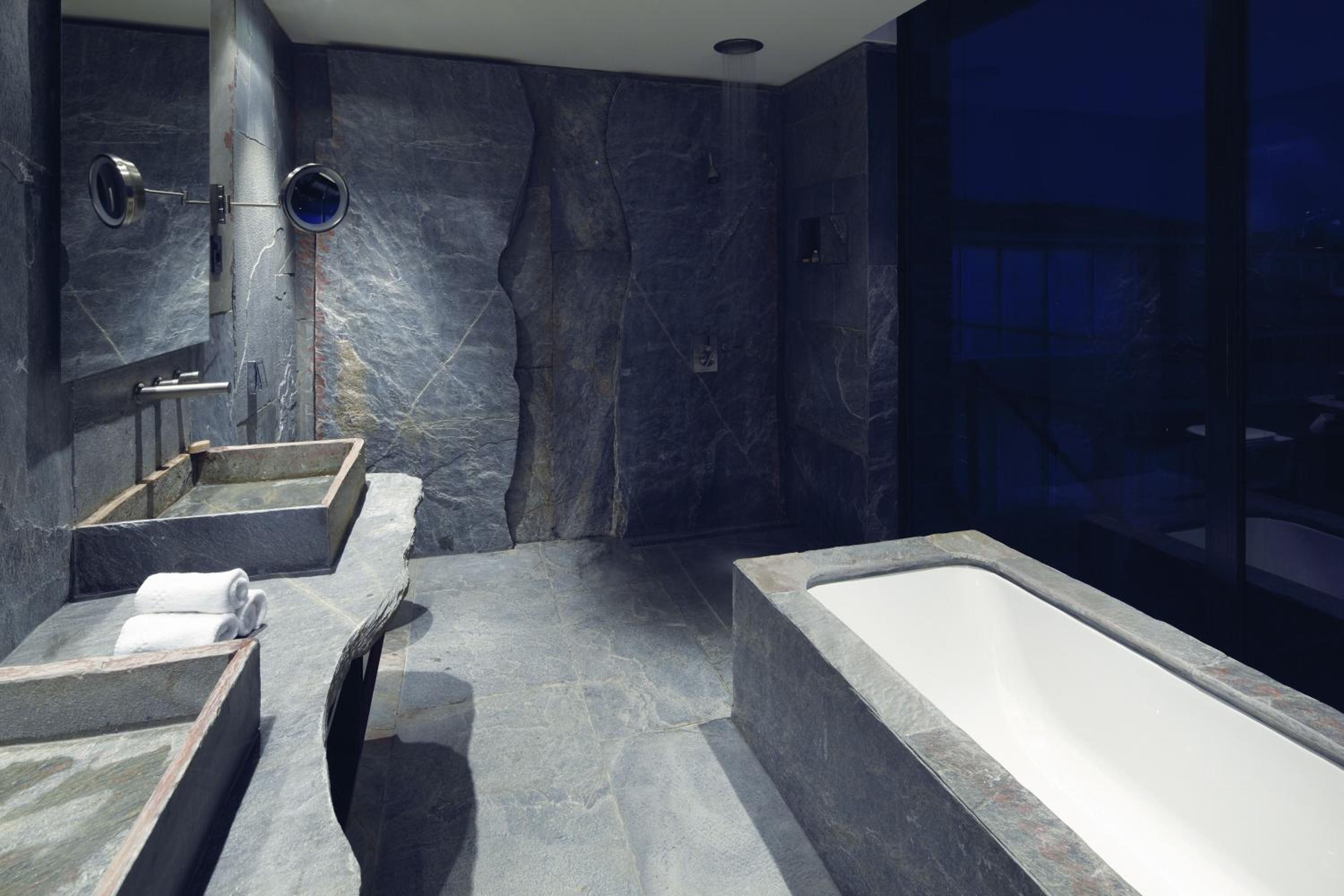 Three-Bedroom Villa with Terrace photo 2