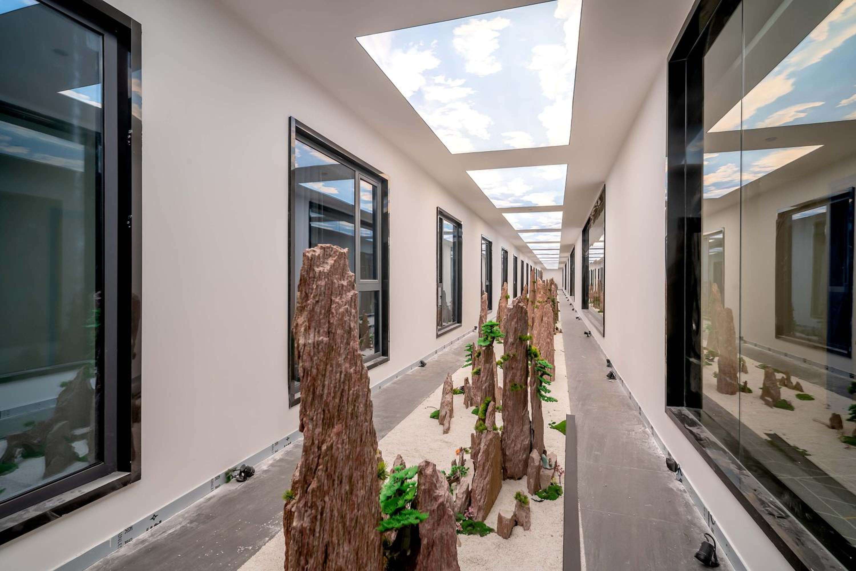 Standard King Room with Atrium View - Photo 4