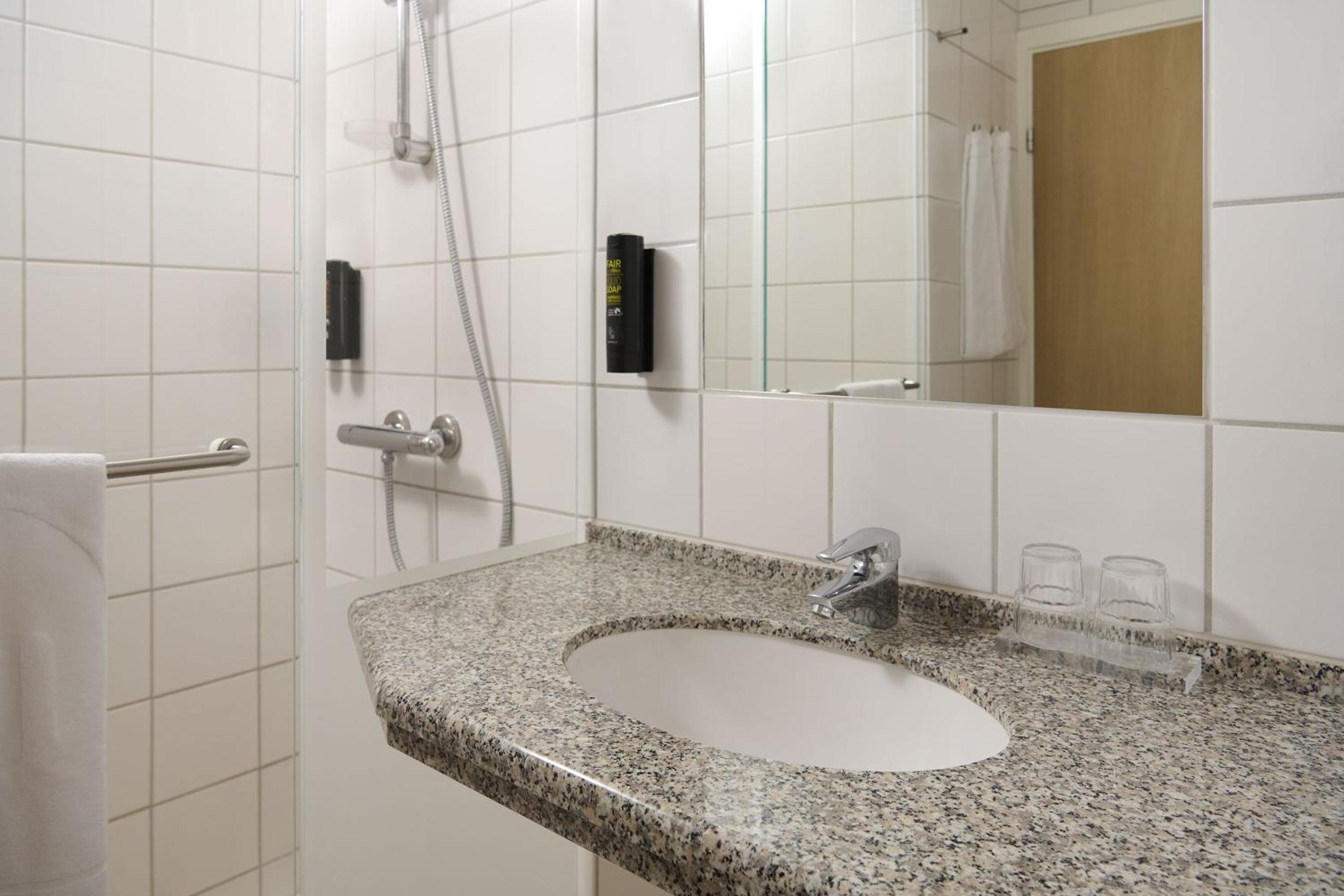 Standard Double Room - Photo 2