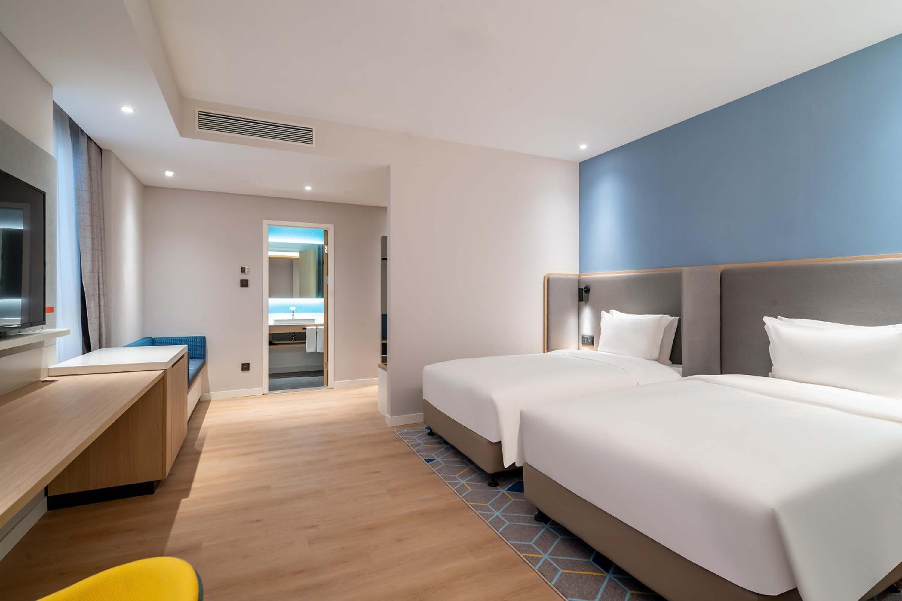 Standard King Room with Atrium View and Extra Floor Space - Photo 3