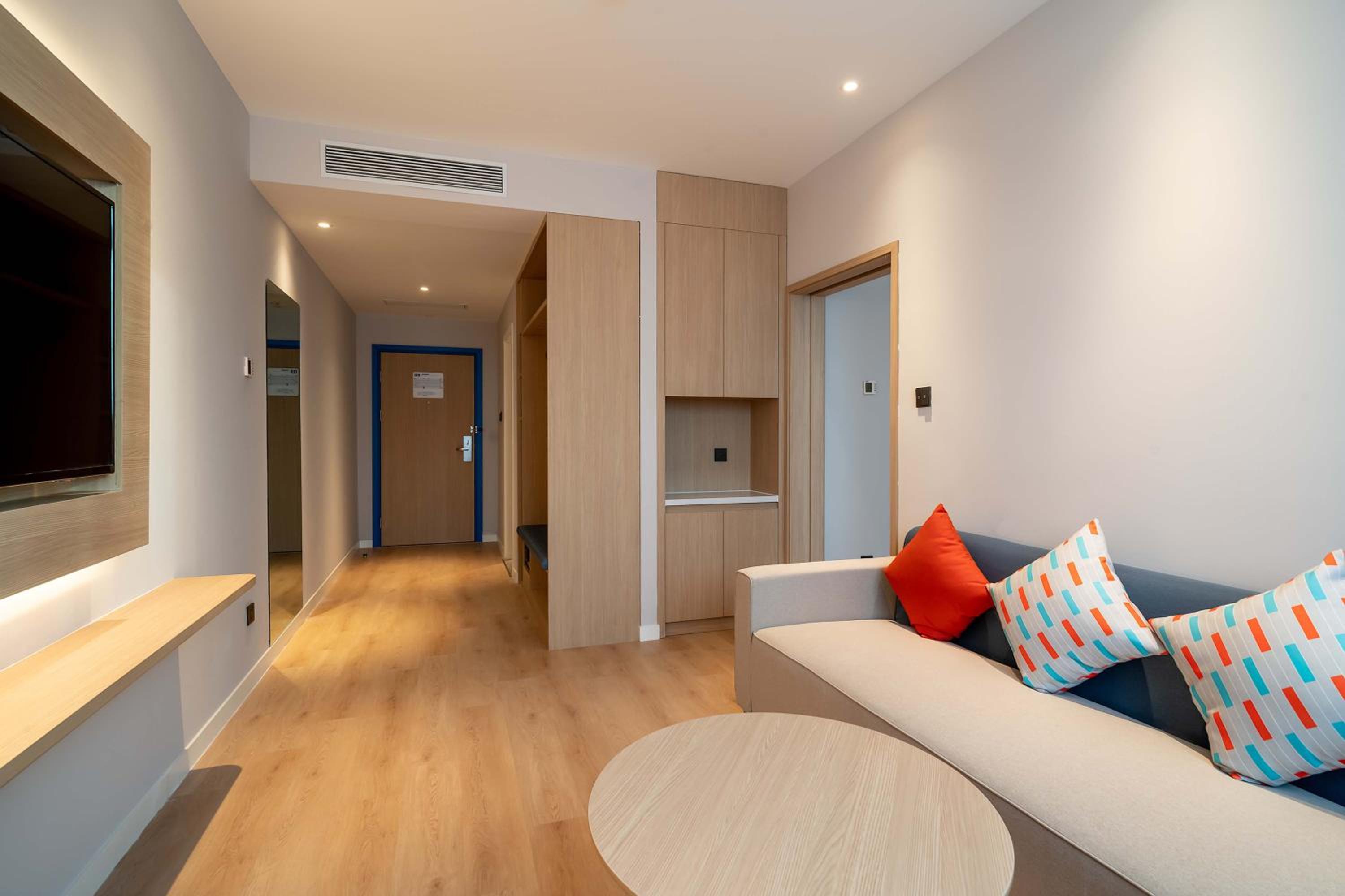 One-Bedroom Suite - Photo 3