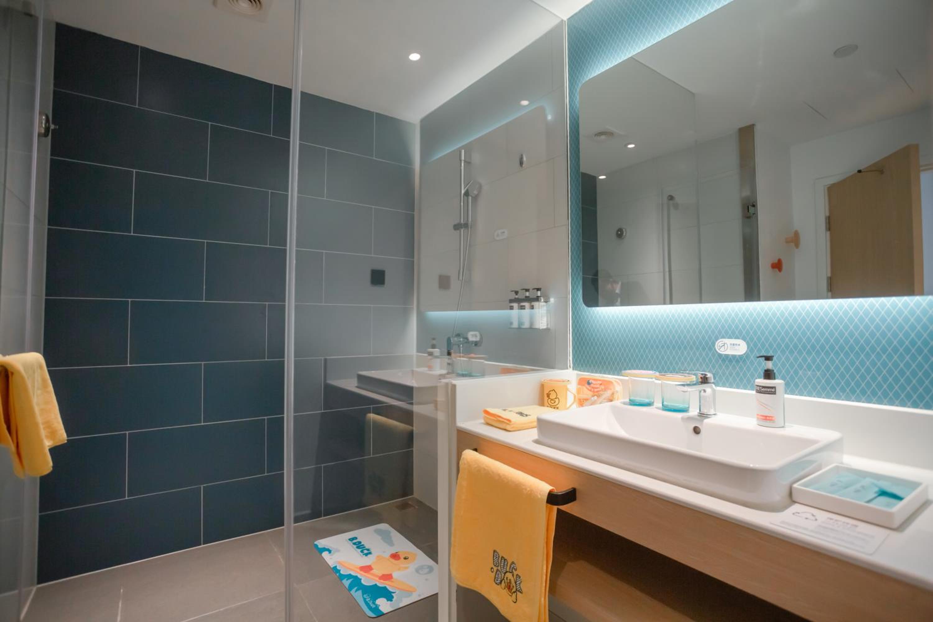 Standard King Room with Extra Floor Space - Kids Theme - Photo 3