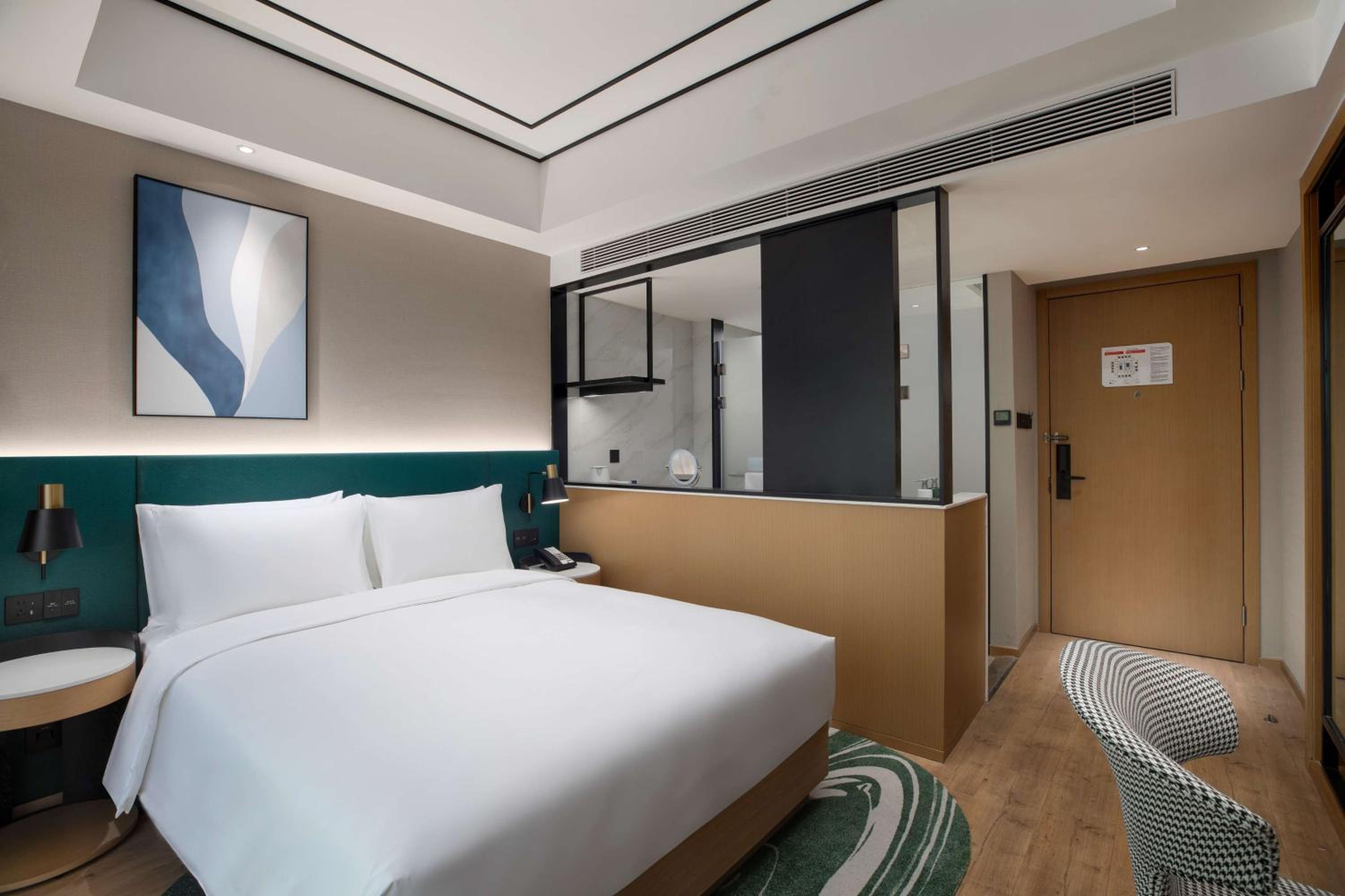 Queen Guest Room - Lake View photo 2