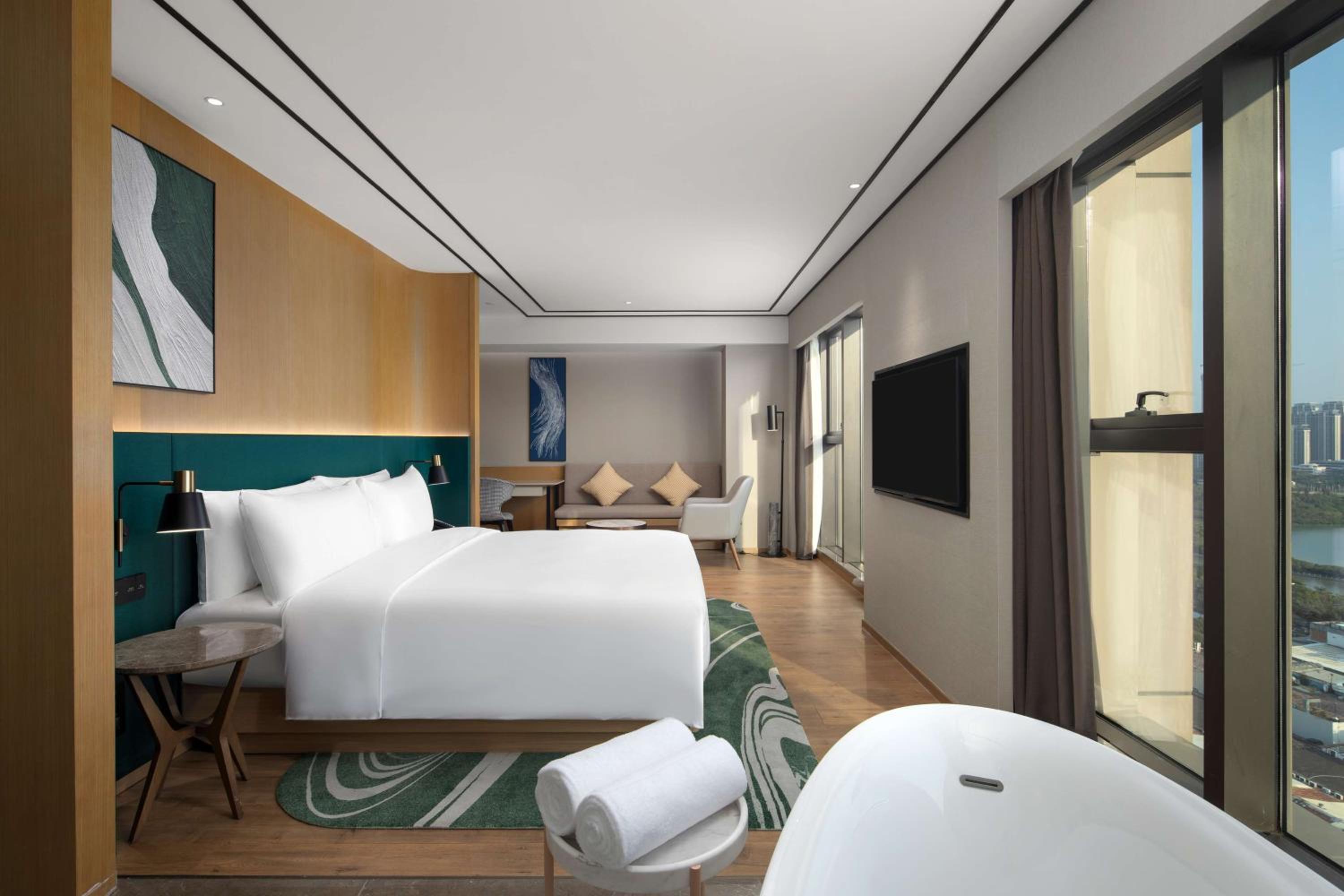 Deluxe King Room with Lake View photo 1