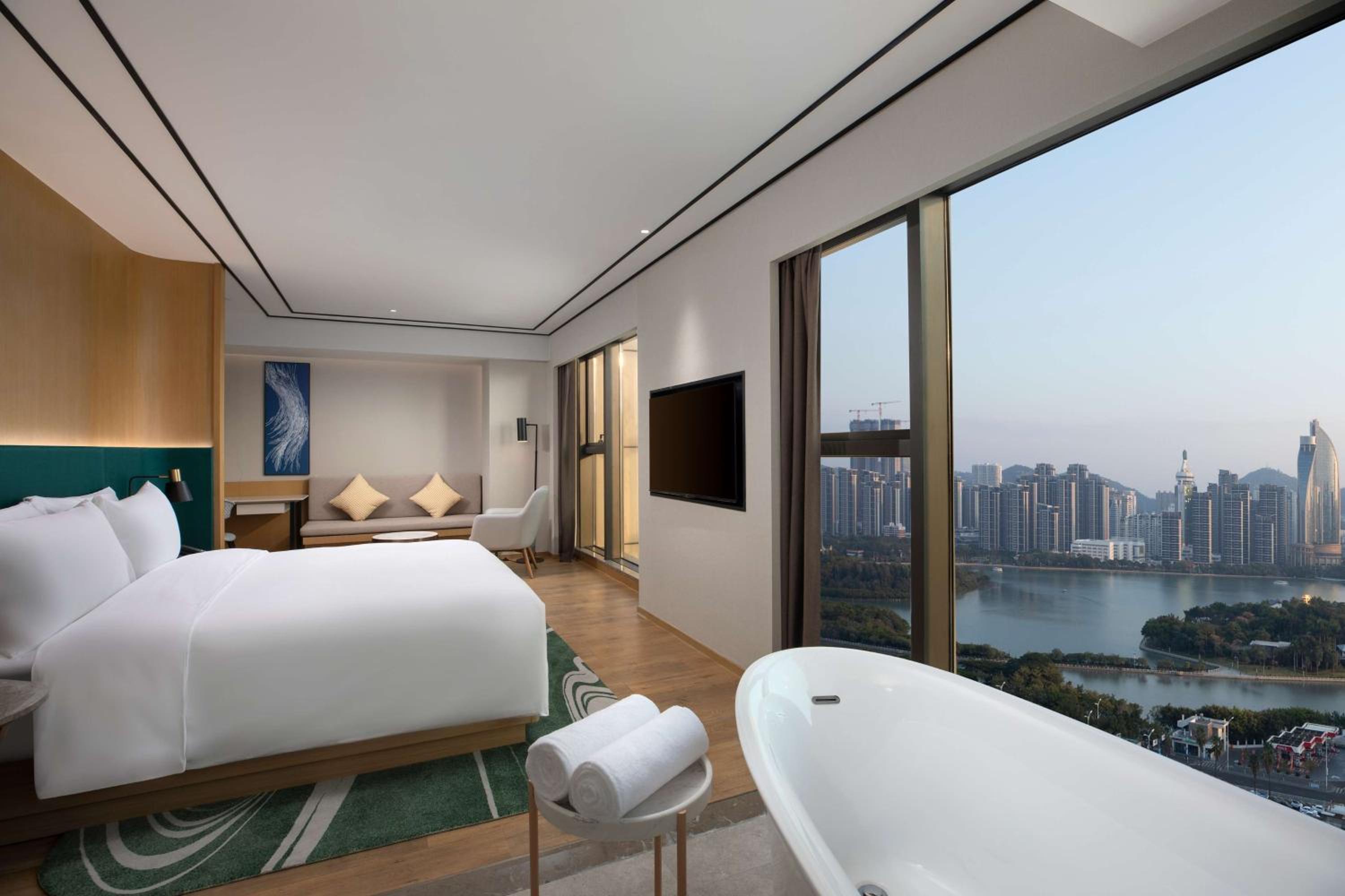 Deluxe King Room with Lake View photo 2