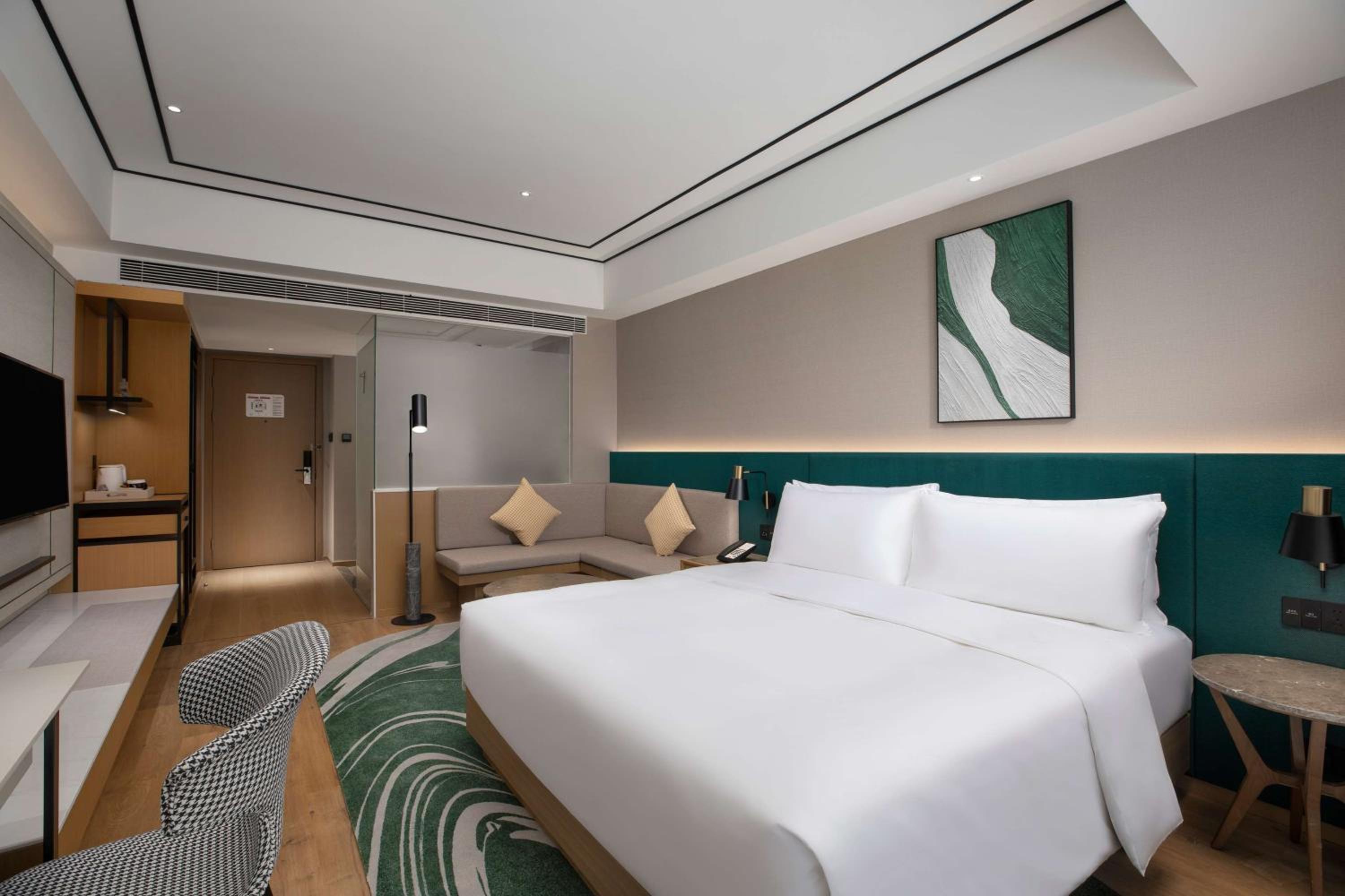 Deluxe King Room with Lake View photo 3