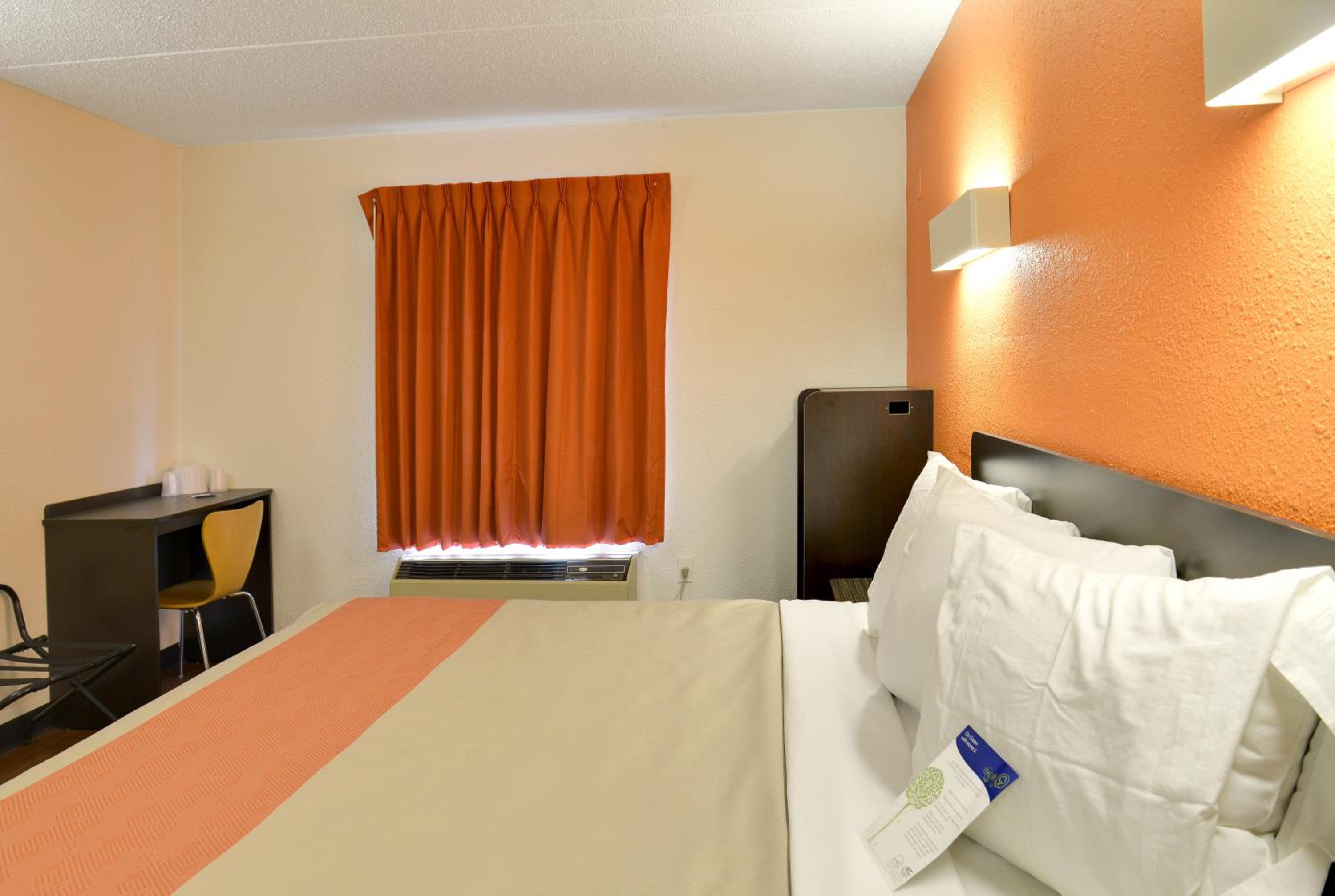 King Room with Roll-in Shower - Disability Access - Non-Smoking photo 2