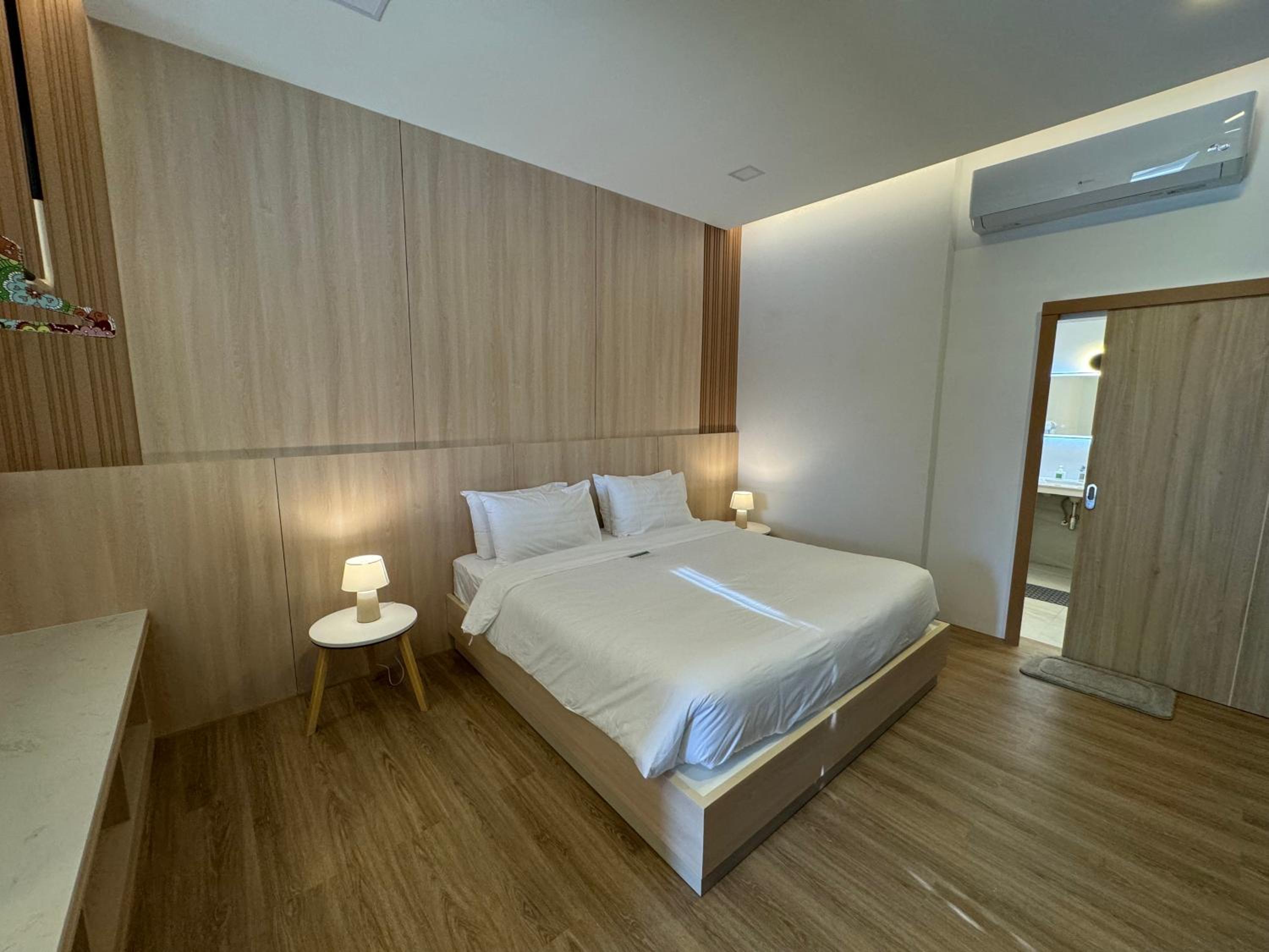 Deluxe Double or Twin Room with City View - Photo 1