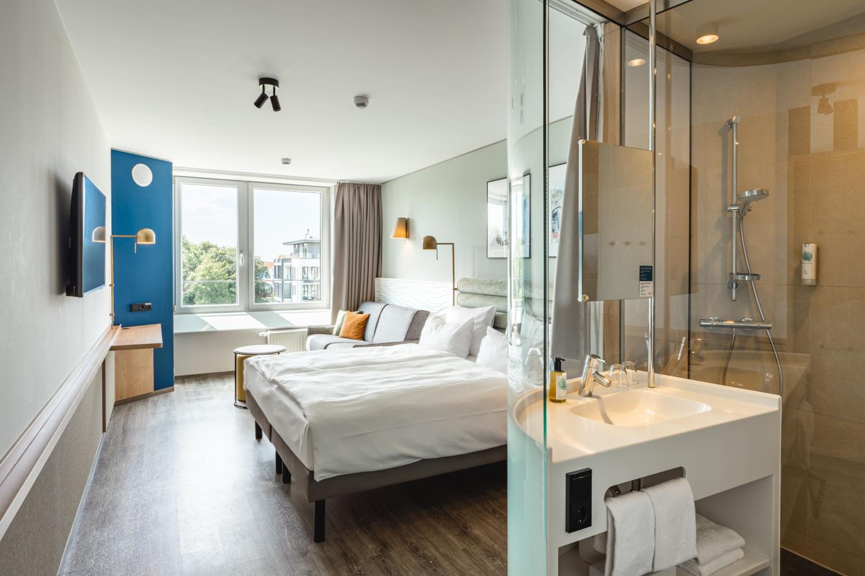 Deluxe Double Room with Side Sea View
