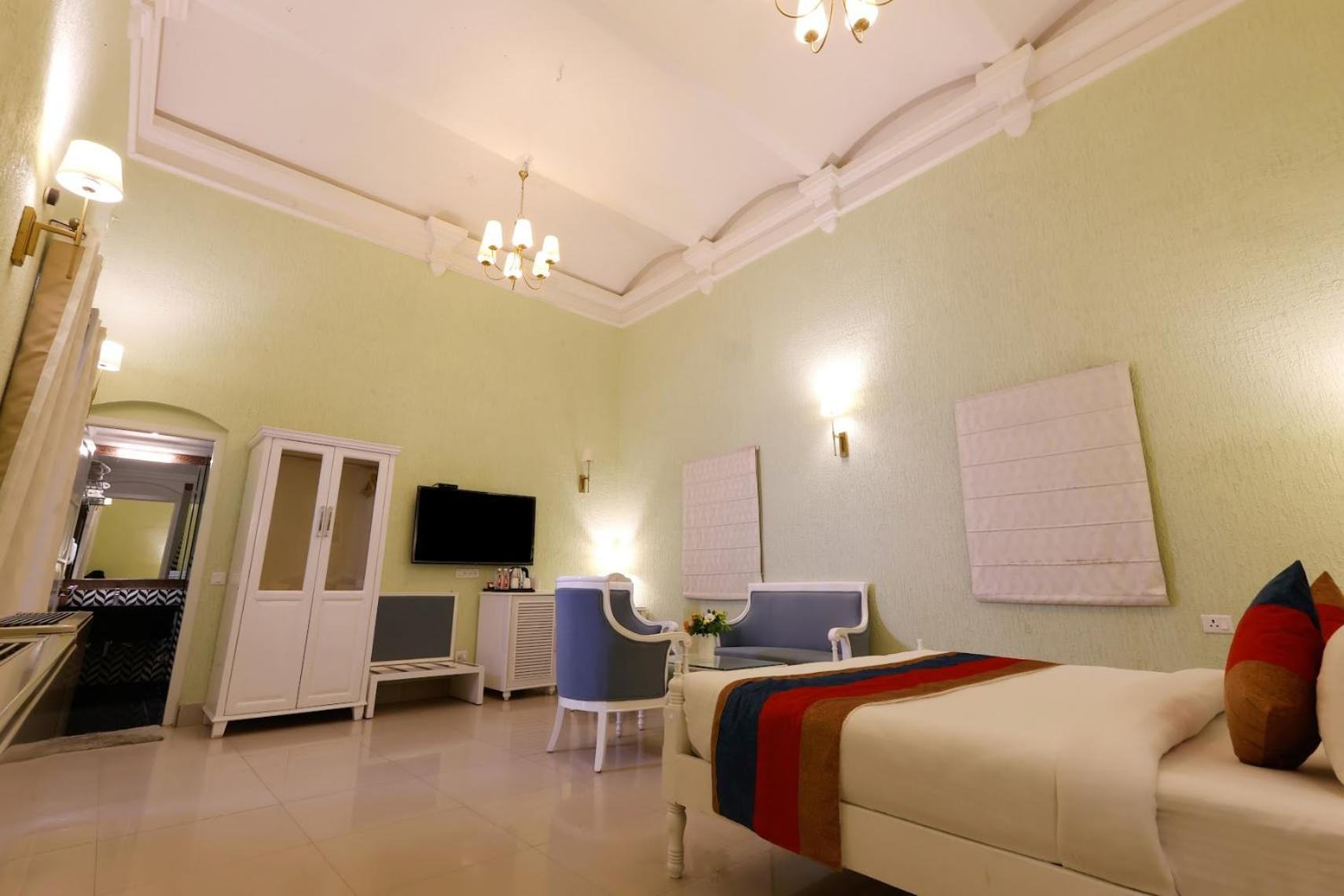 Suite - Photo 1
