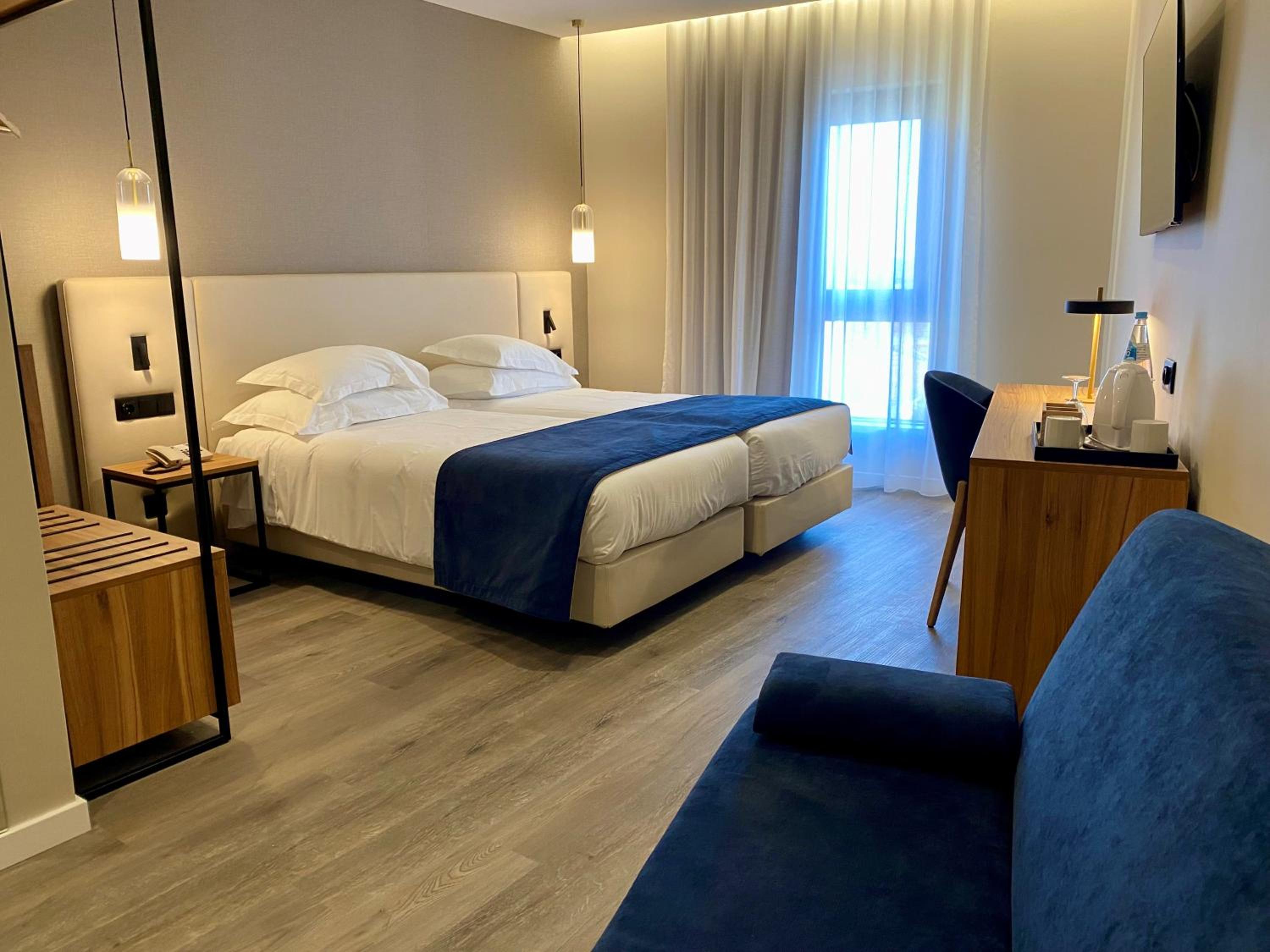 Large Twin Room - Photo 6