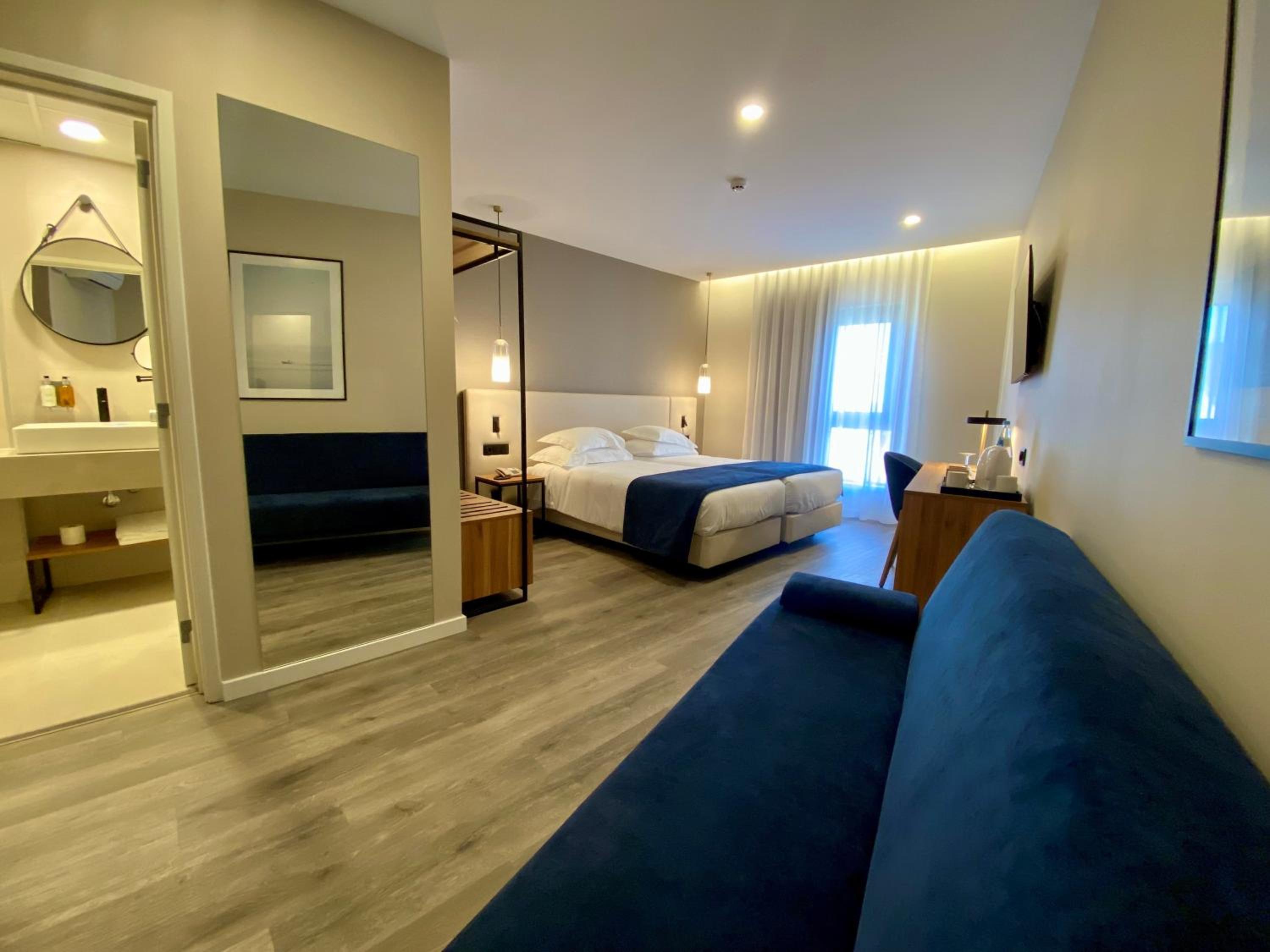 Large Twin Room - Photo 5