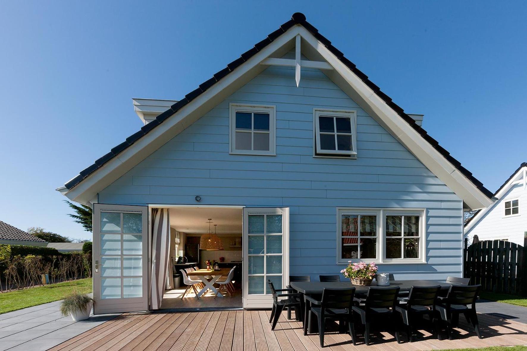 Five-Bedroom House photo 3