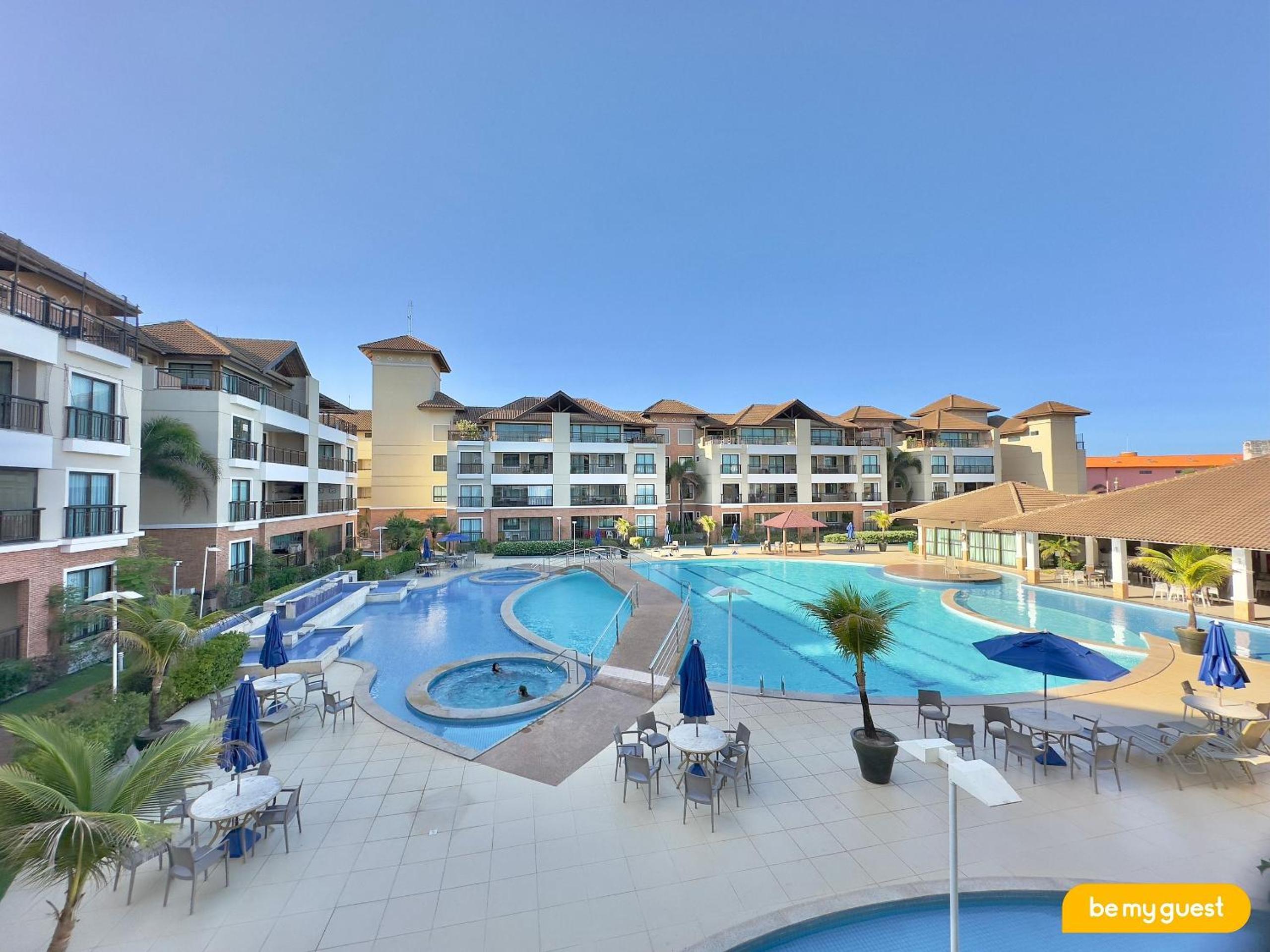 Apartment with Pool View