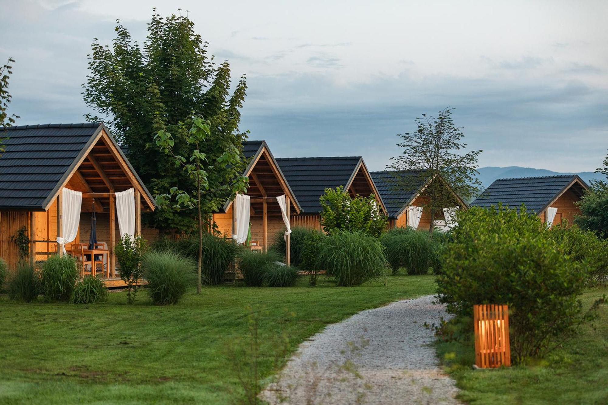 Chalet with ensuite Toilet, Sink & Outdoor Tub photo 3