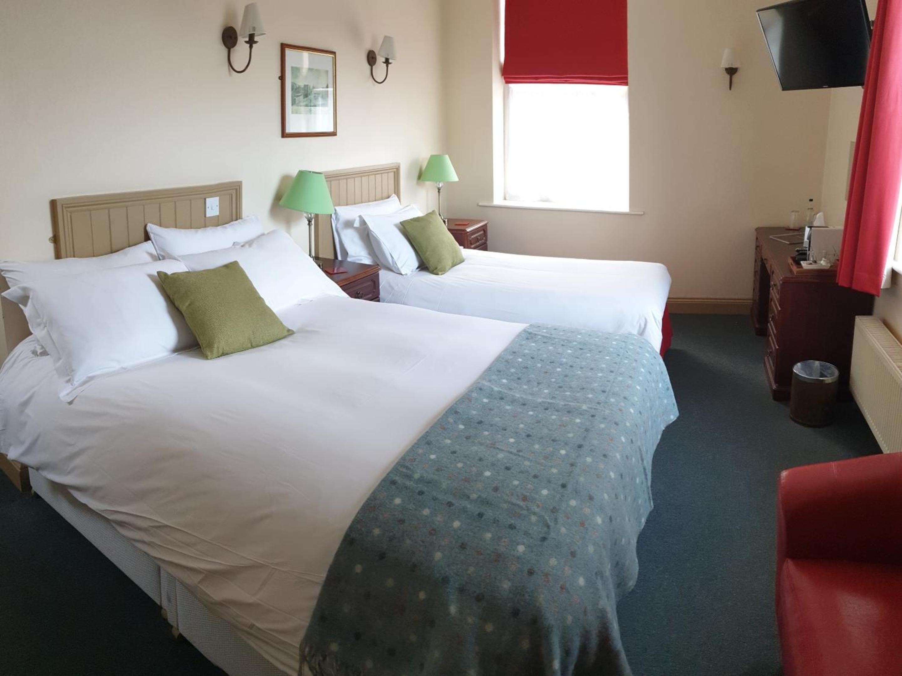 Twin Room with Private Bathroom photo 2