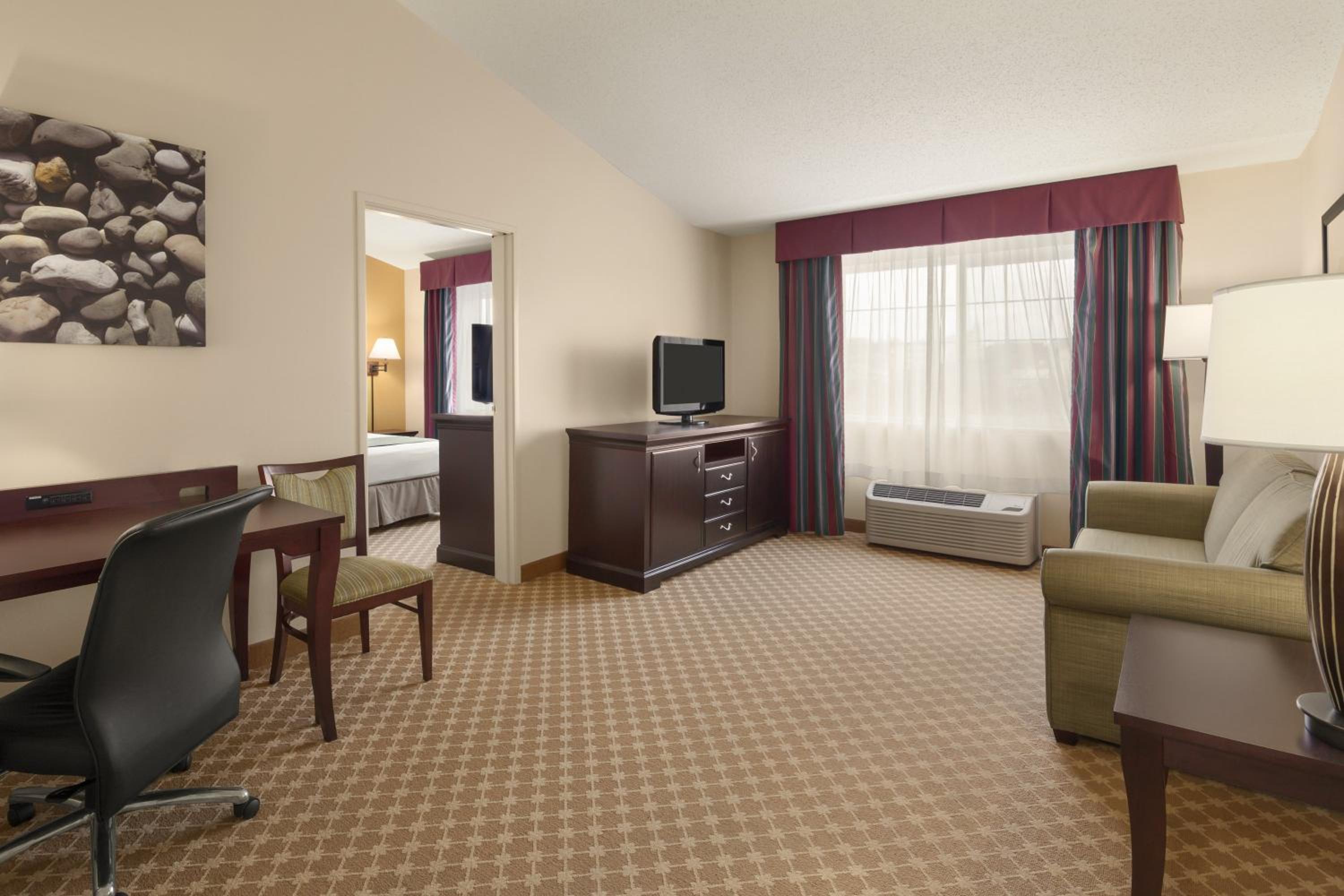One-Bedroom Queen Suite with Sofa Bed photo 2