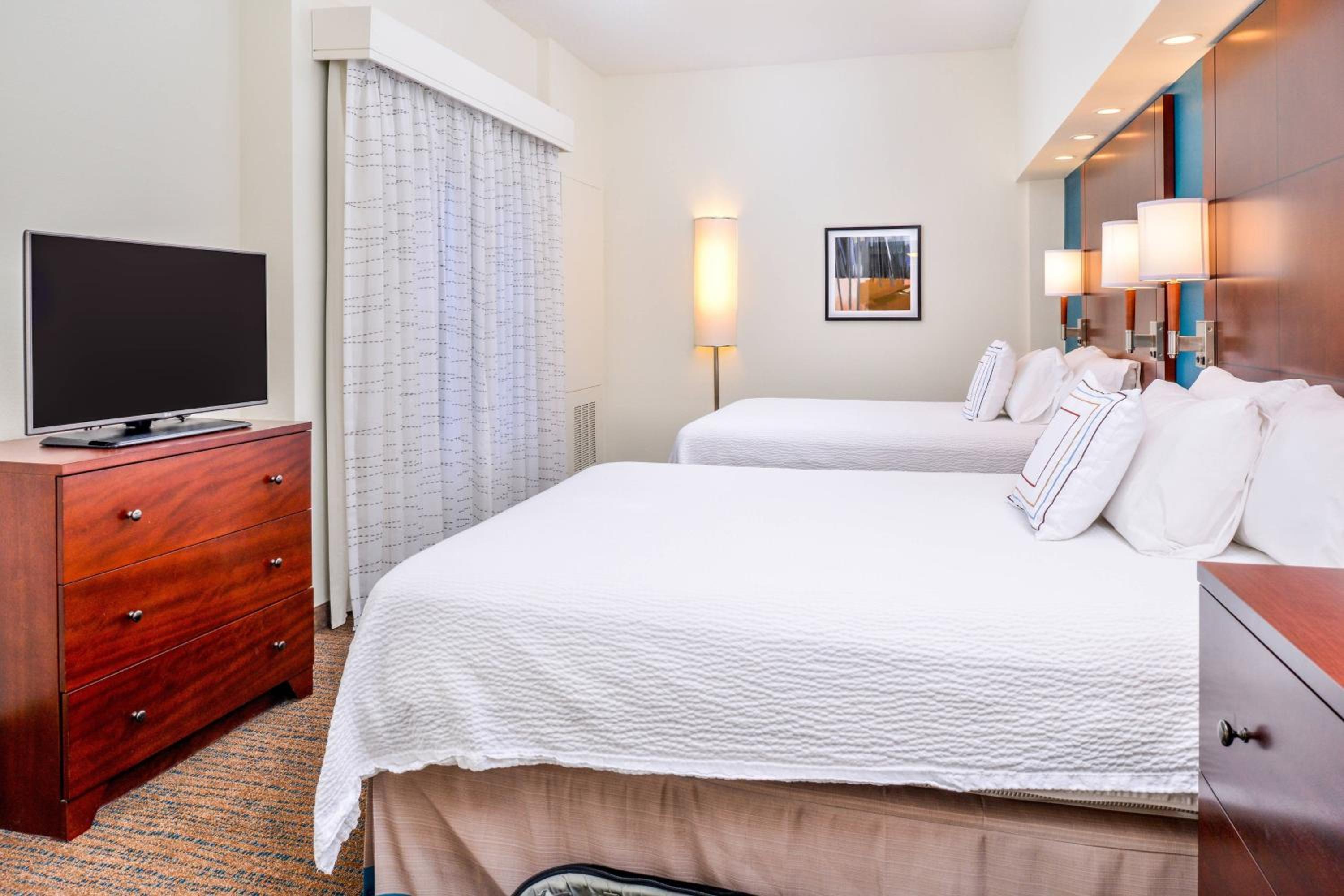 One-Bedroom Suite with Two Queen Beds and Sofa Bed - Photo 3